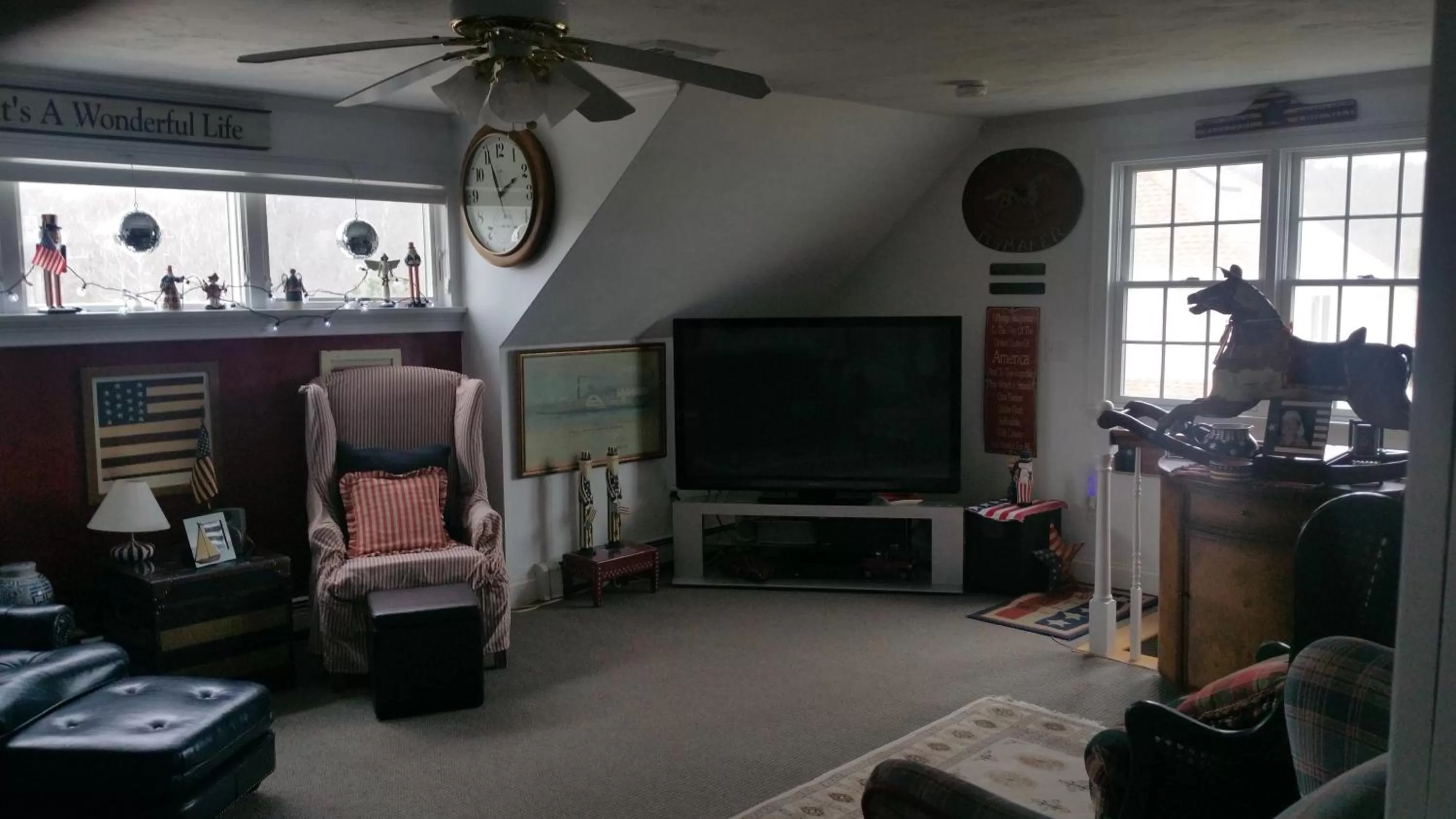 Communal lounge/ TV room in Inn 38 Oak Bluff Circle