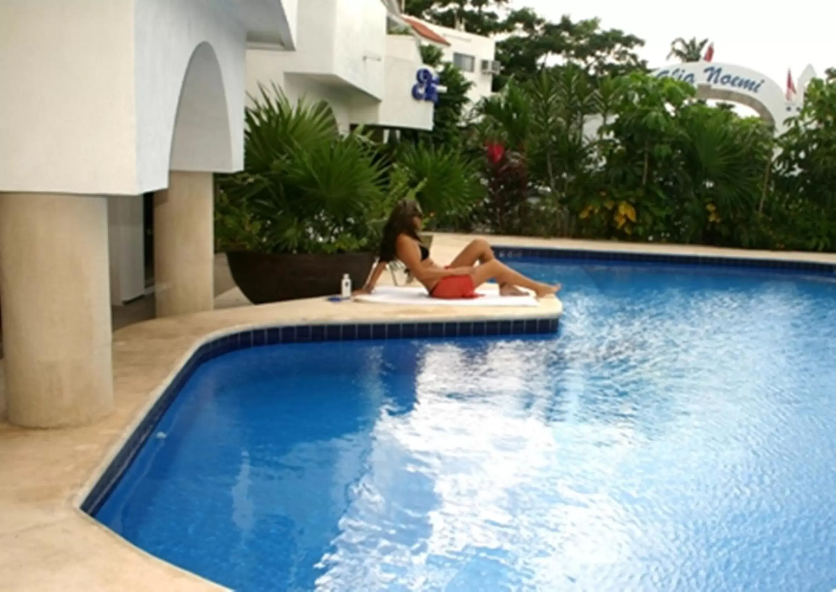 , Swimming Pool in Hotel Suites Elia Noemi