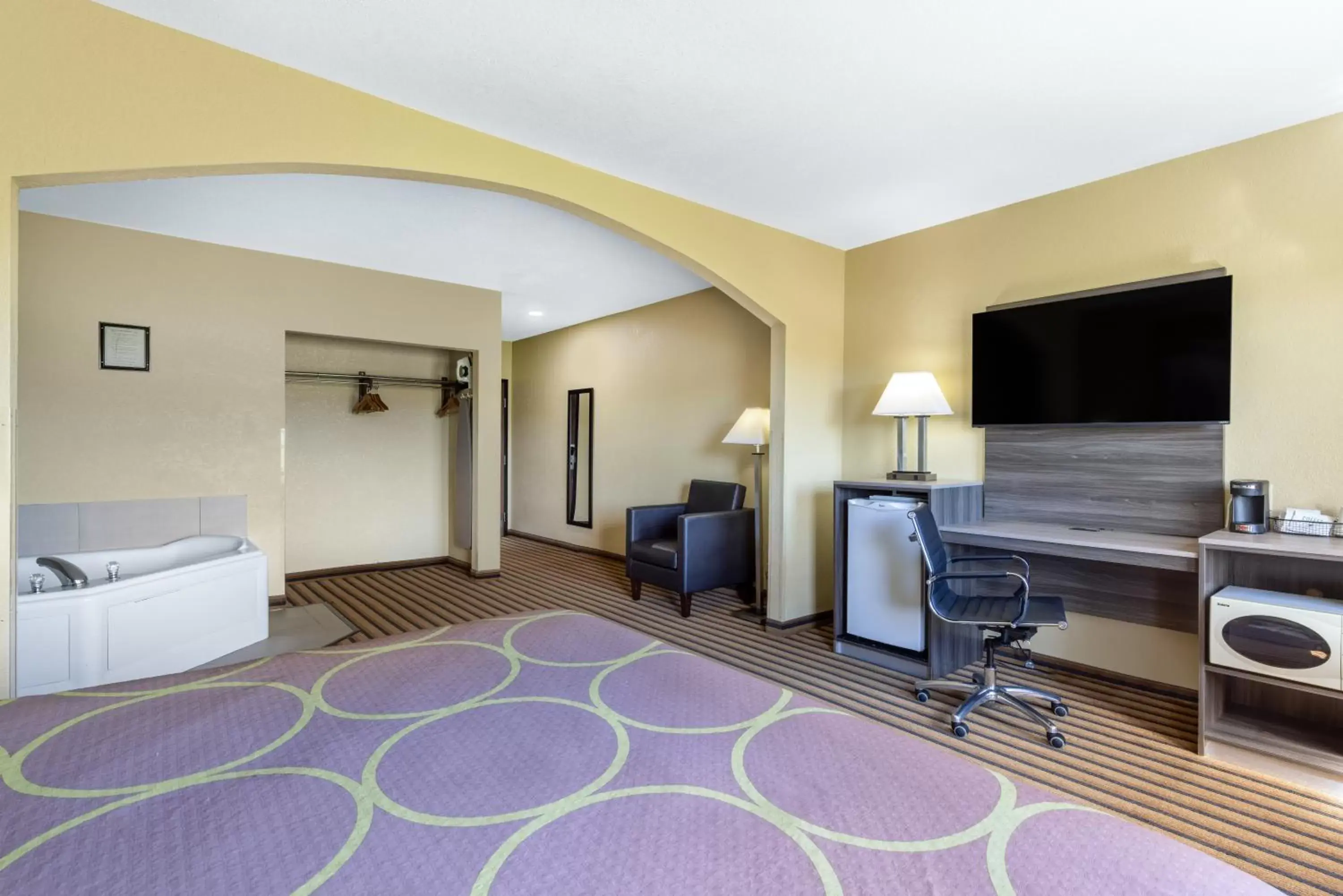 Bedroom, Seating Area in Super 8 by Wyndham Nixa/Springfield Area