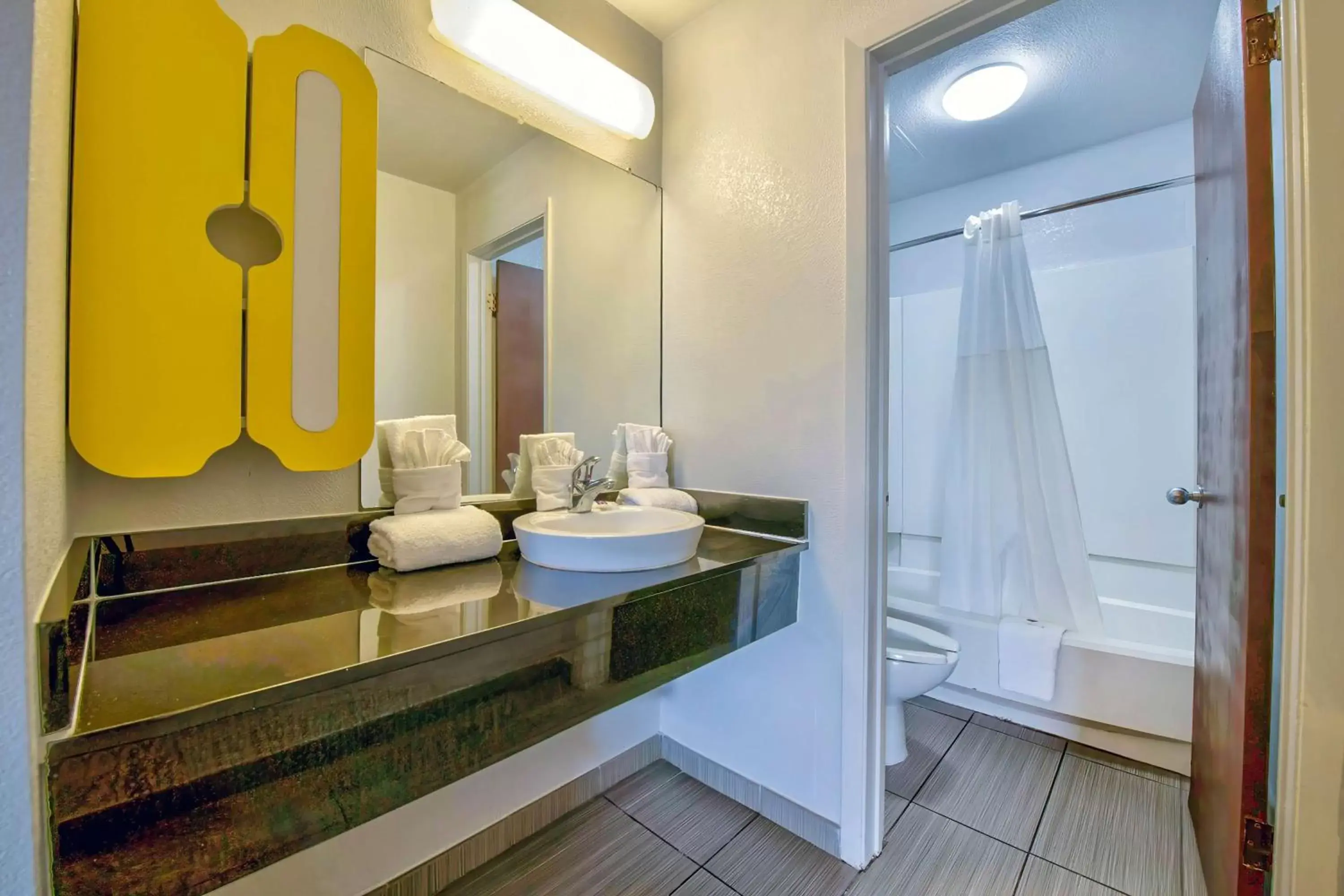 Bedroom, Bathroom in Studio 6-San Antonio, TX - Airport