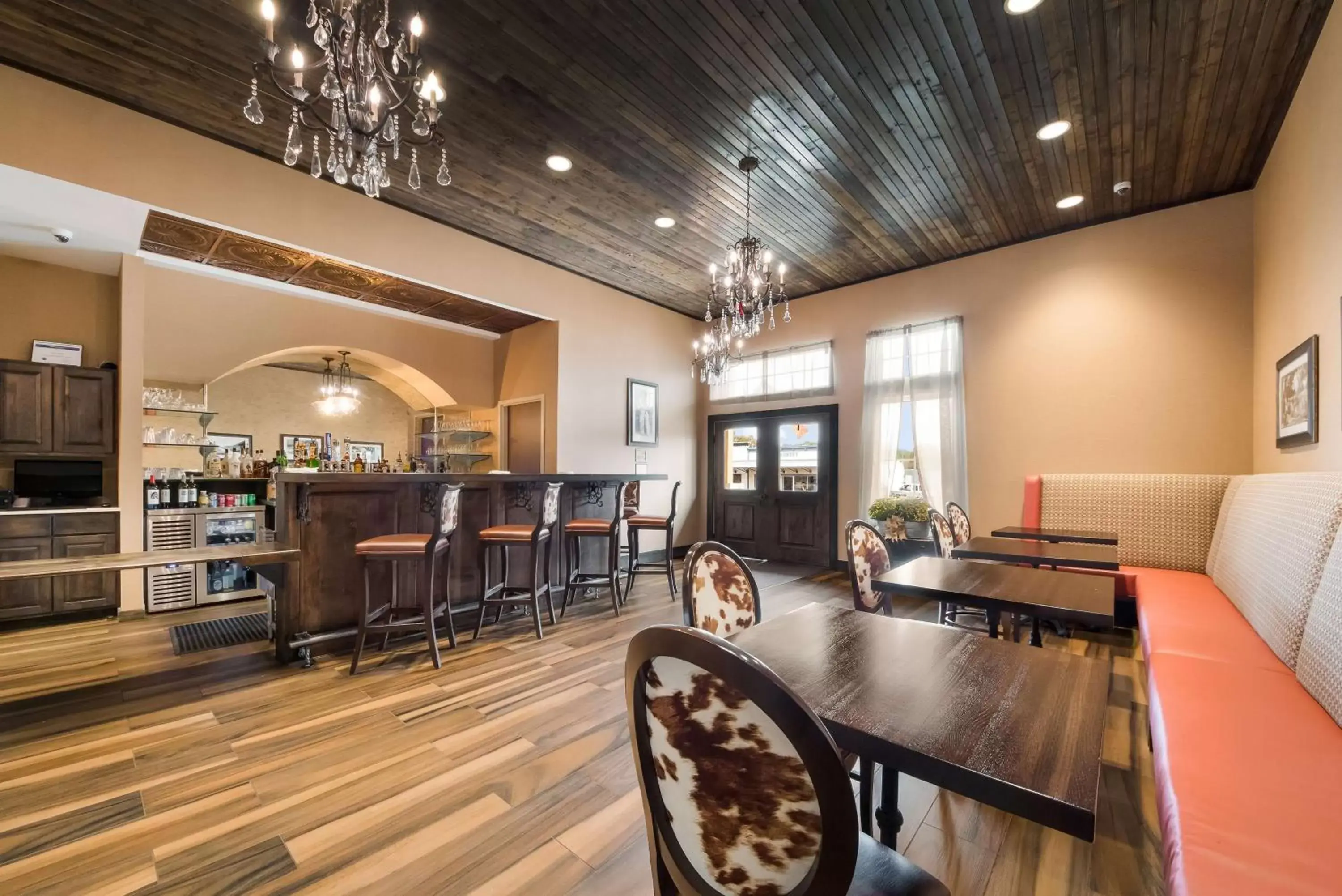 Lounge or bar in Best Western Bandera Suites & Saloon
