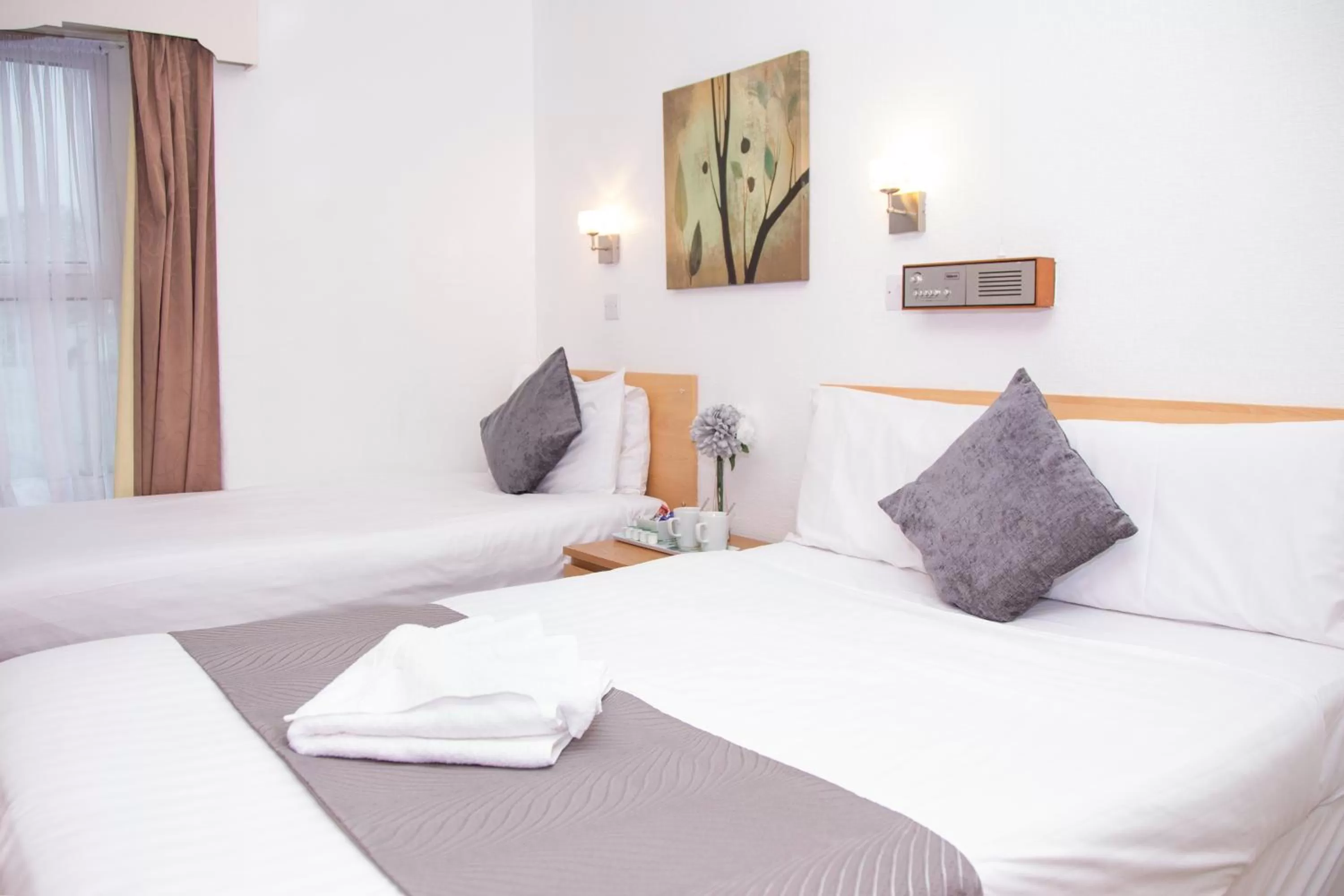 Photo of the whole room in The Kynance House on Plymouth Hoe ,26 Ensuite Rooms