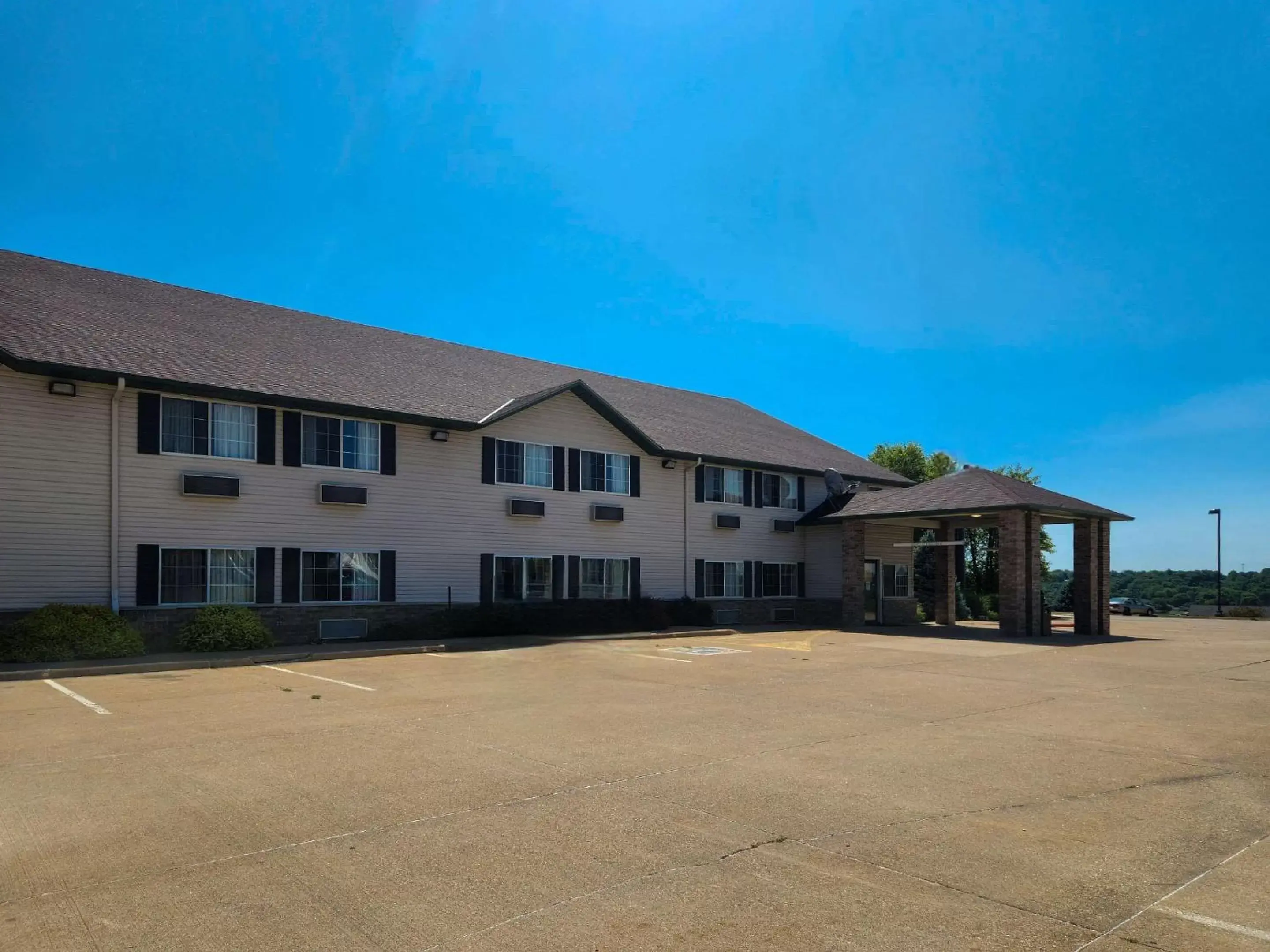 Property building in Eagle Ridge Inn Property building in Eagle Ridge Inn