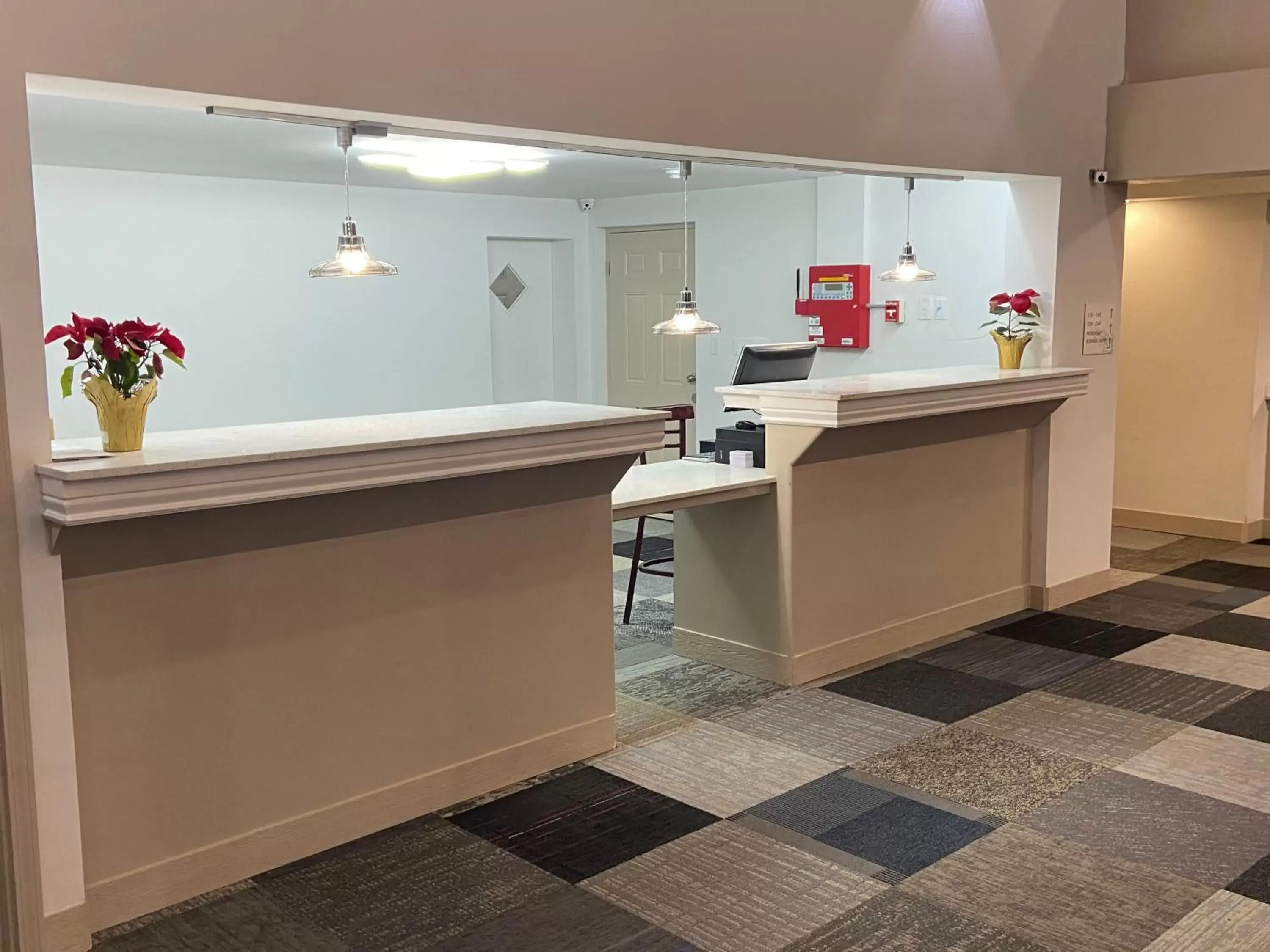 Lobby or reception, Bathroom in University Inn of Carbondale