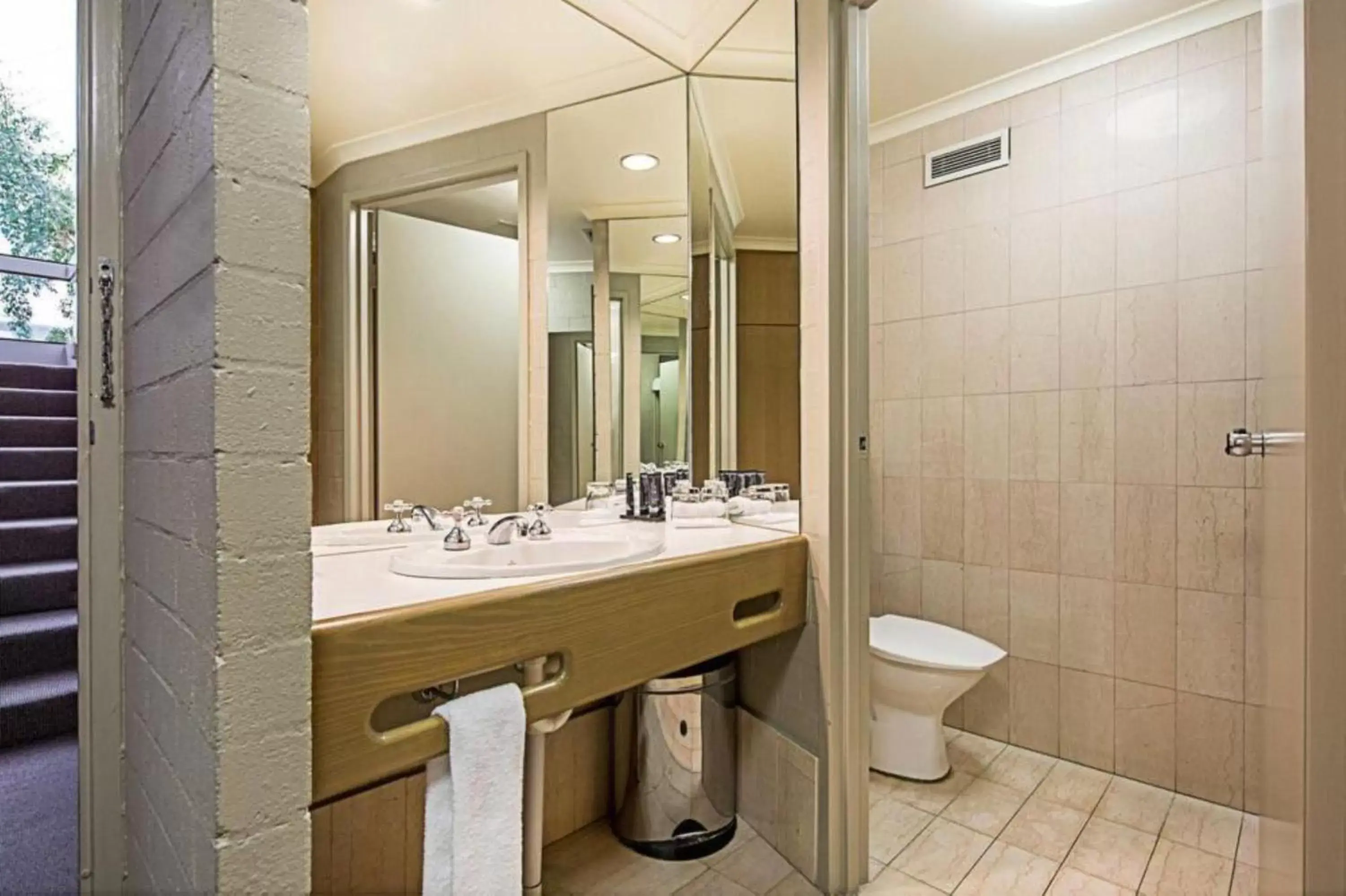 Toilet, Bathroom in Mantra Pavilion Hotel Wagga