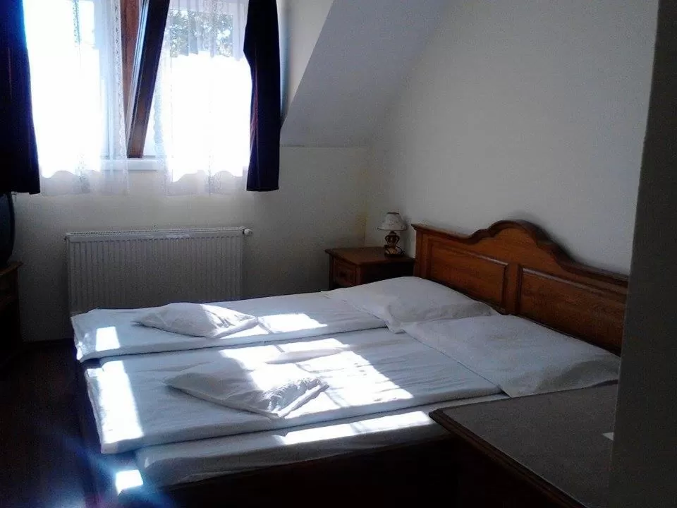 Bedroom, Bed in Horváthkert Panzió és Étterem