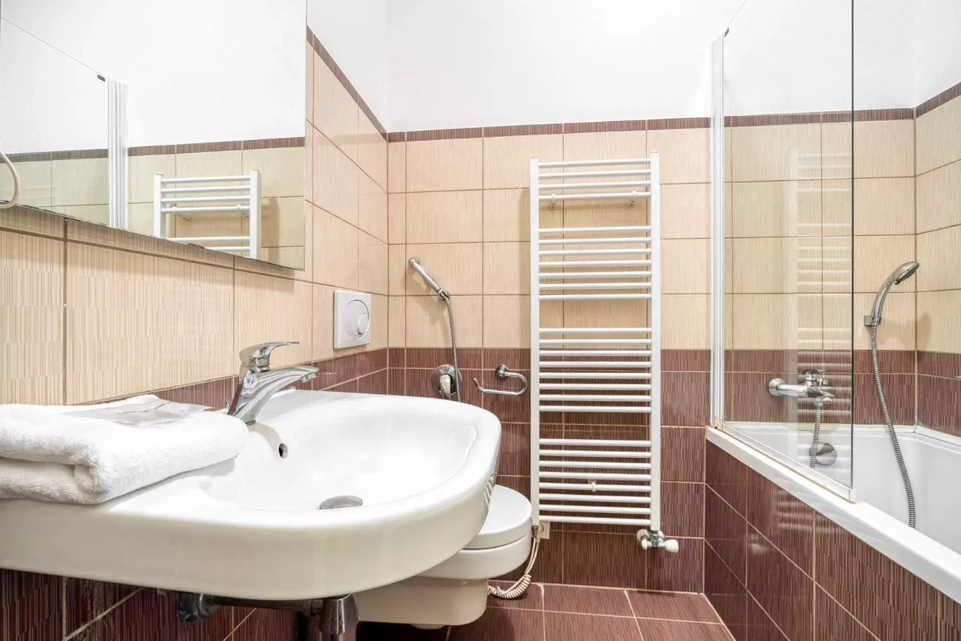 Shower, Bathroom in Hotel Europa