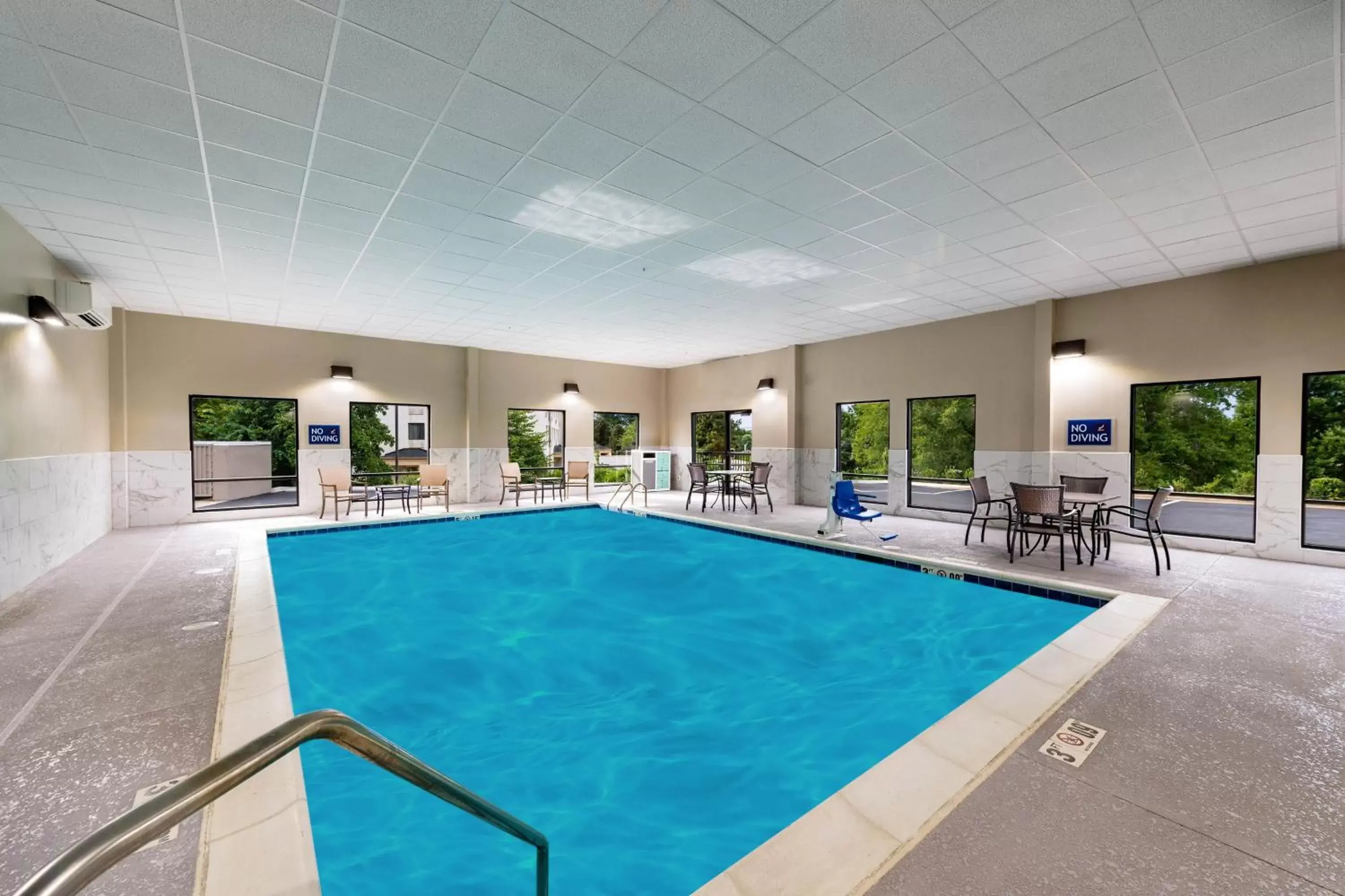 Swimming Pool in Four Points by Sheraton Charlotte - Lake Norman