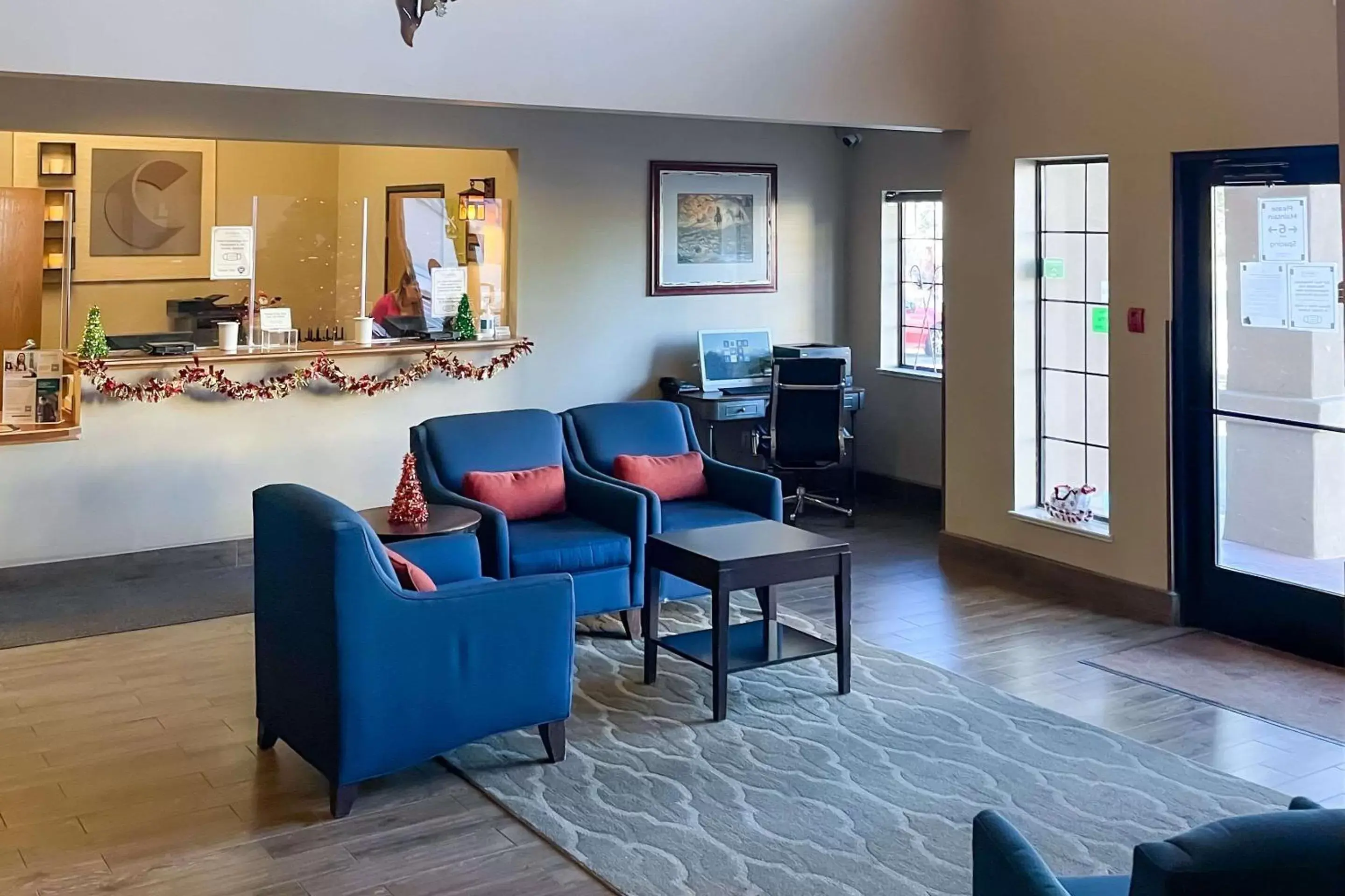 Lobby or reception, Seating Area in Comfort Inn & Suites Midtown