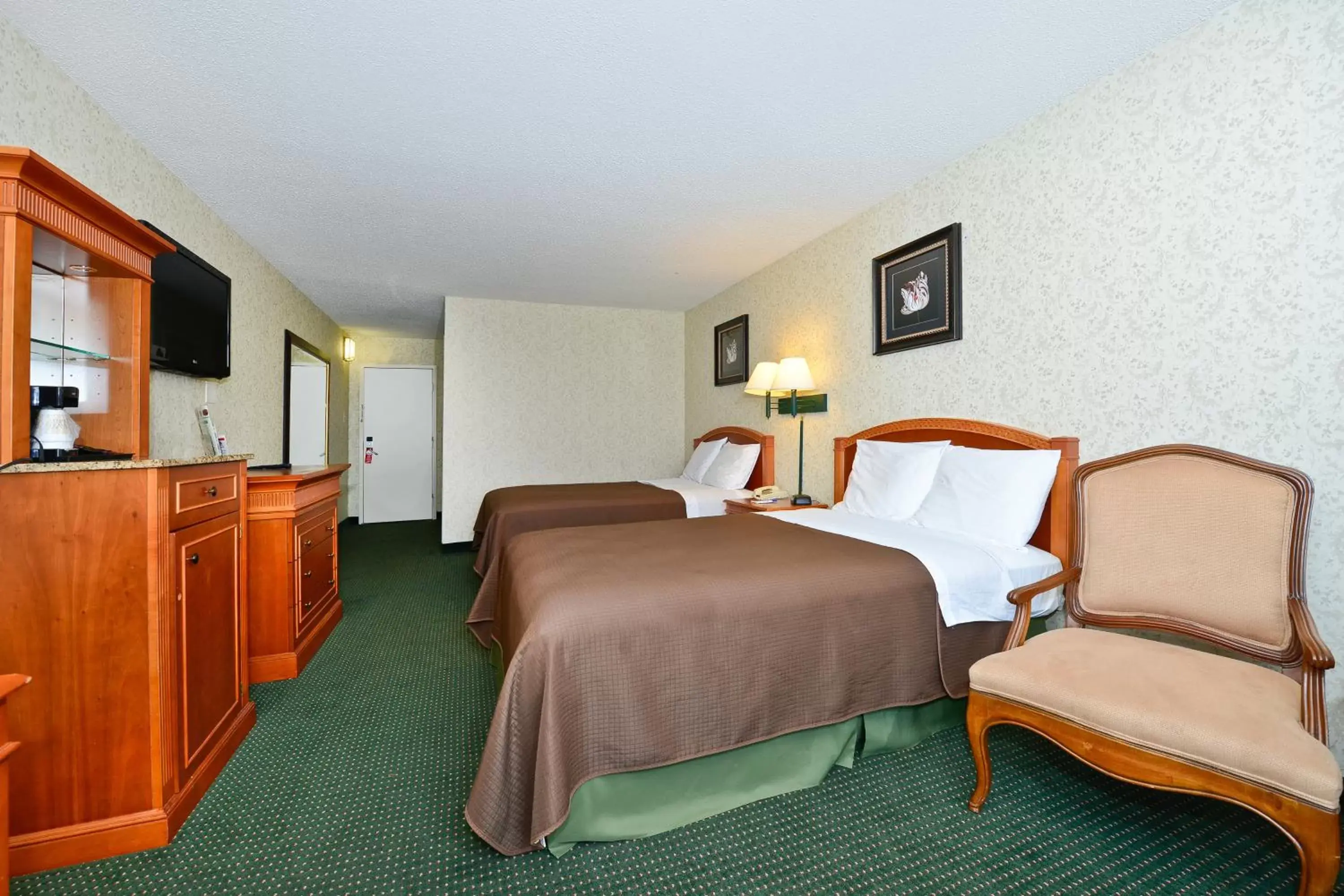 Bedroom, Bed in Americas Best Value Inn - Baltimore