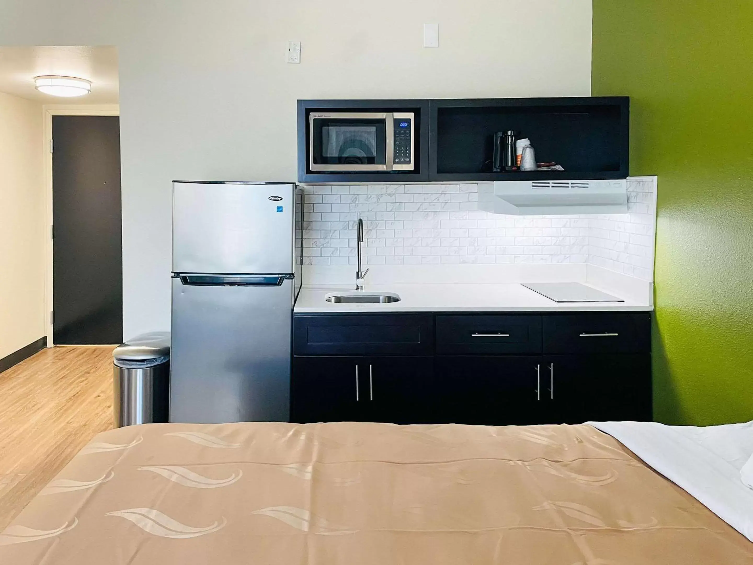 Bedroom, Kitchen/Kitchenette in Quality Inn & Suites Lake Charles