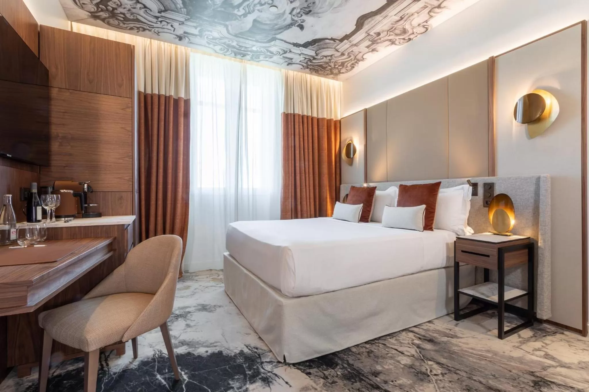 Photo of the whole room, Bed in InterContinental Paris Champs Elysées Etoile by IHG