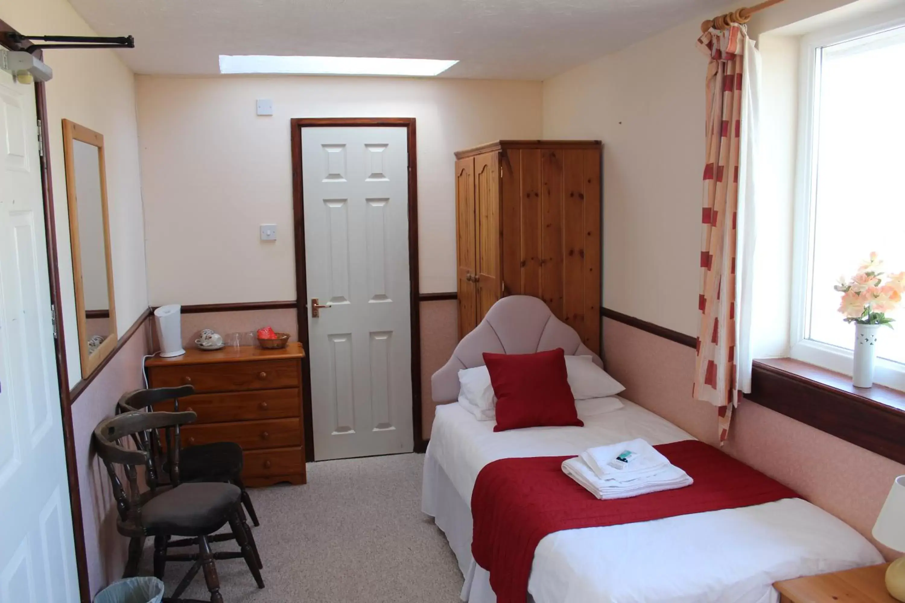 Photo of the whole room, Bed in Middlegate Hotel
