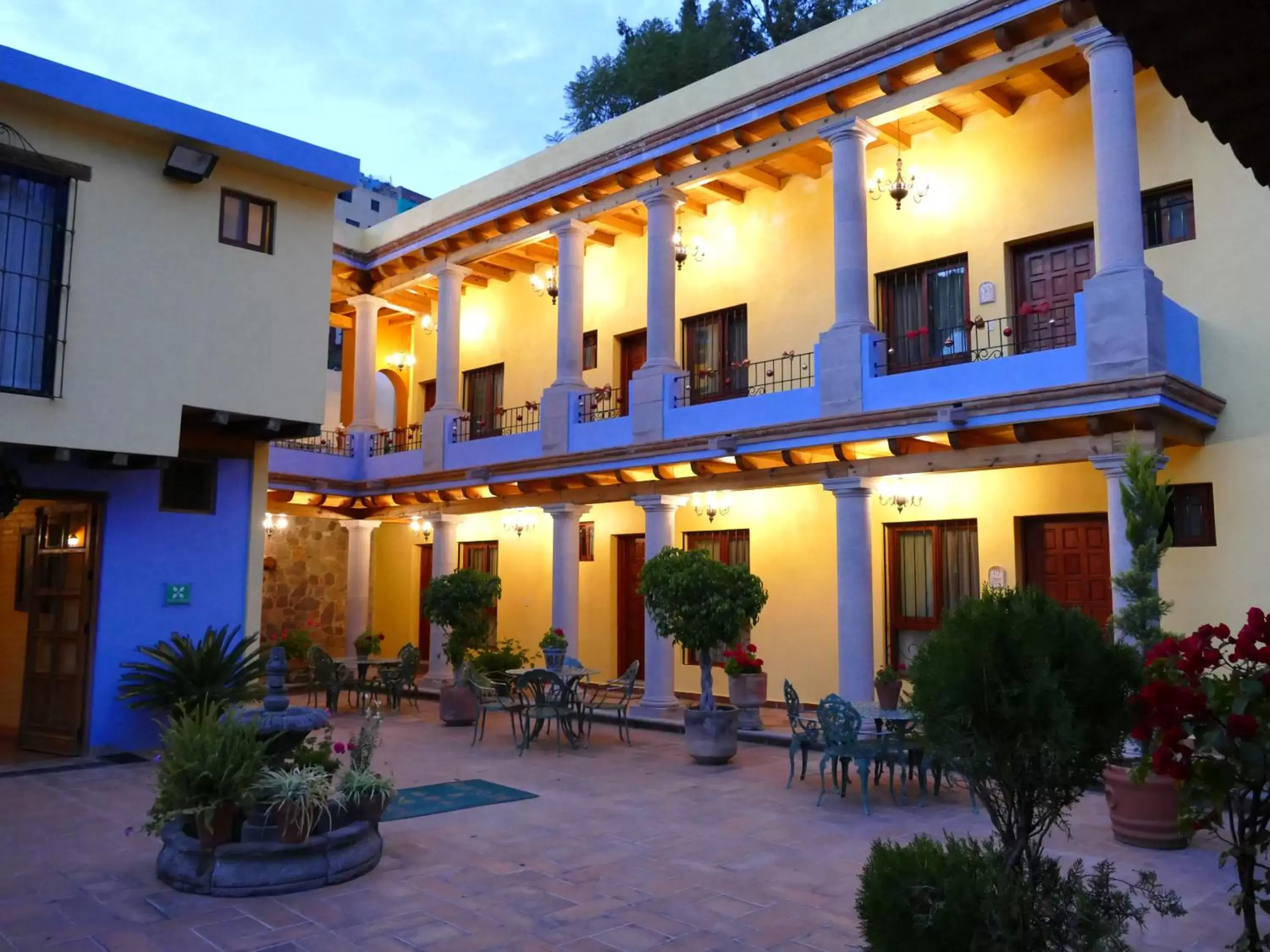 Patio, Property Building in El Meson de los Poetas