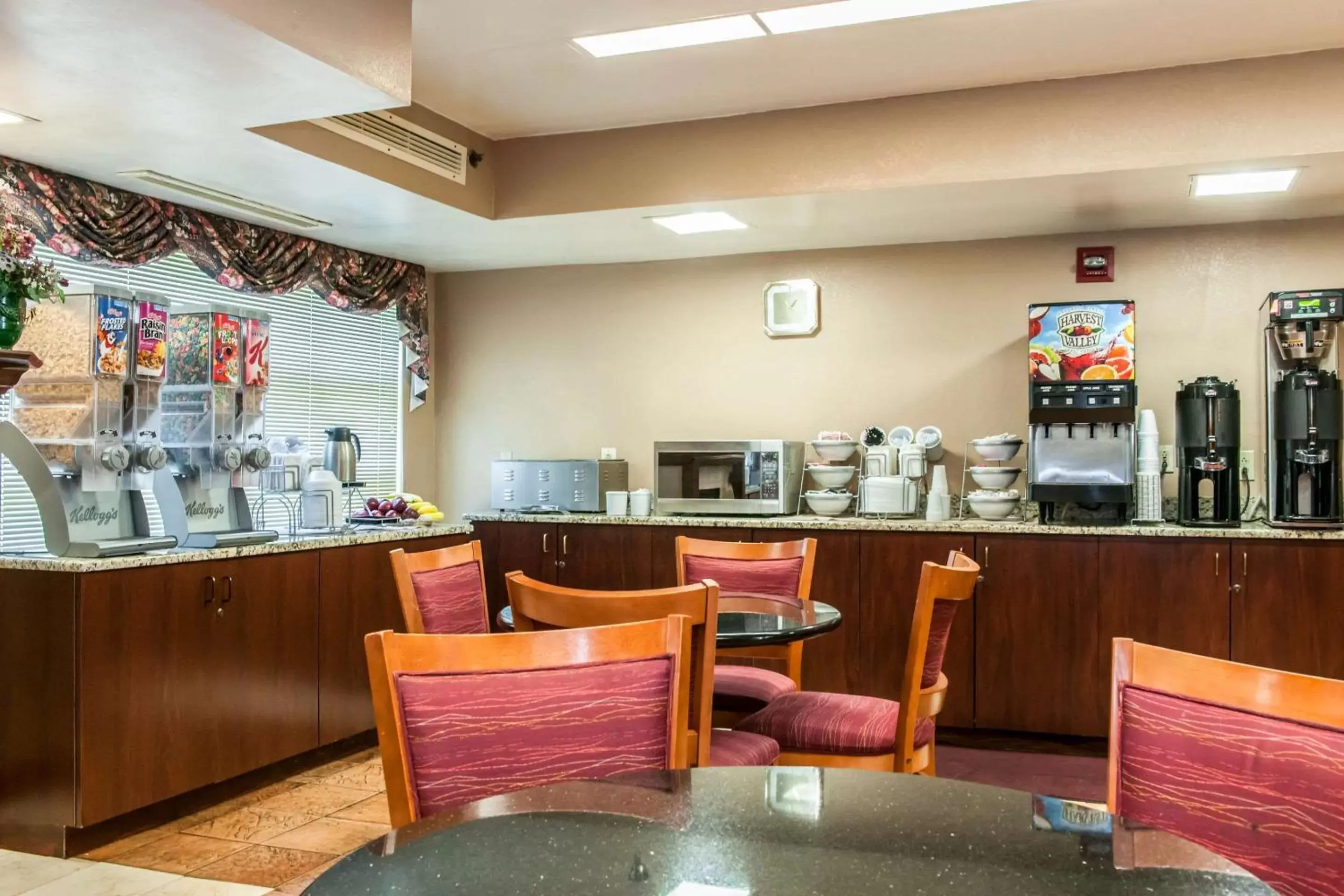 Restaurant/Places to Eat in Clarion Inn & Suites Northwest