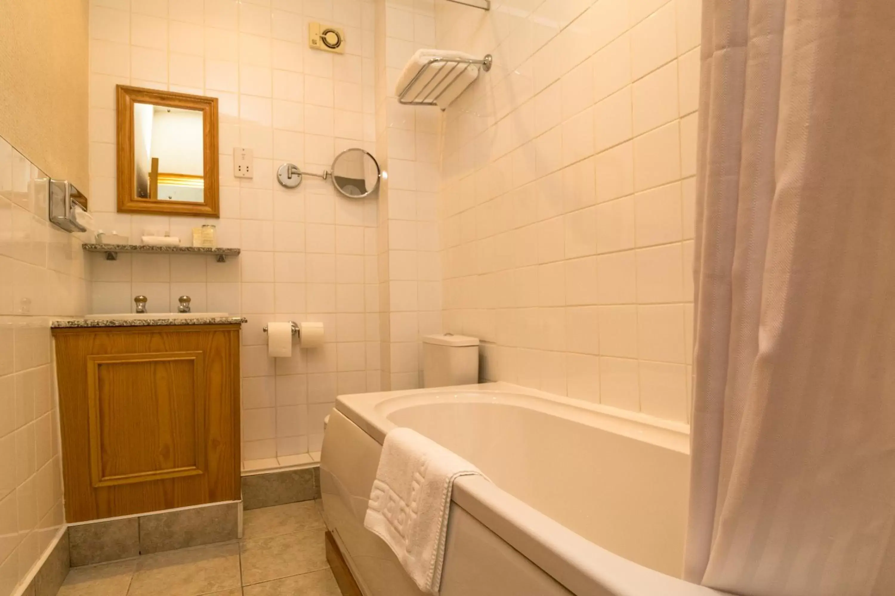 Bathroom in Washington Central Hotel and Sleepwell Inn