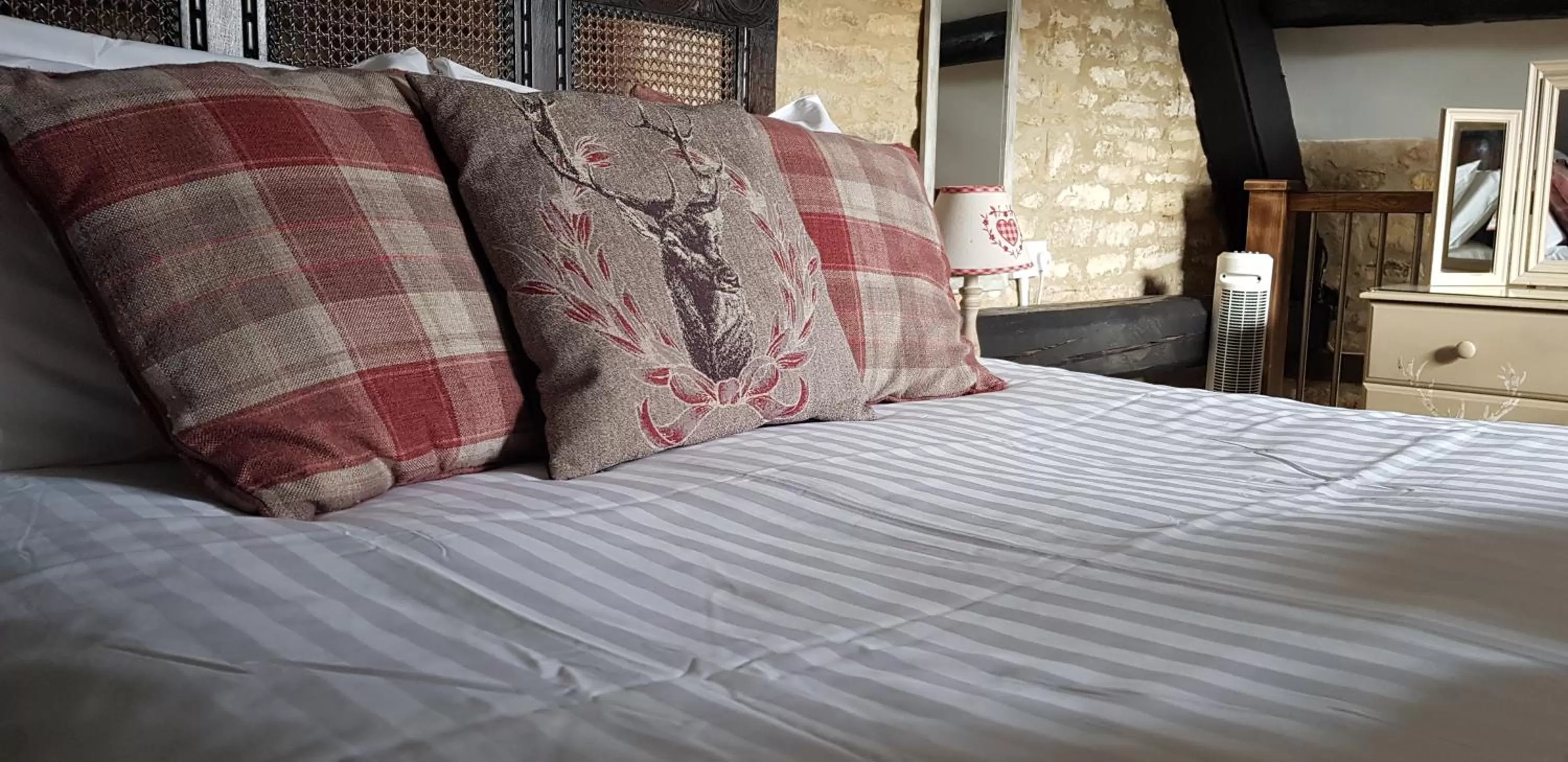 Bedroom, Bed in The Kings Arms Hotel