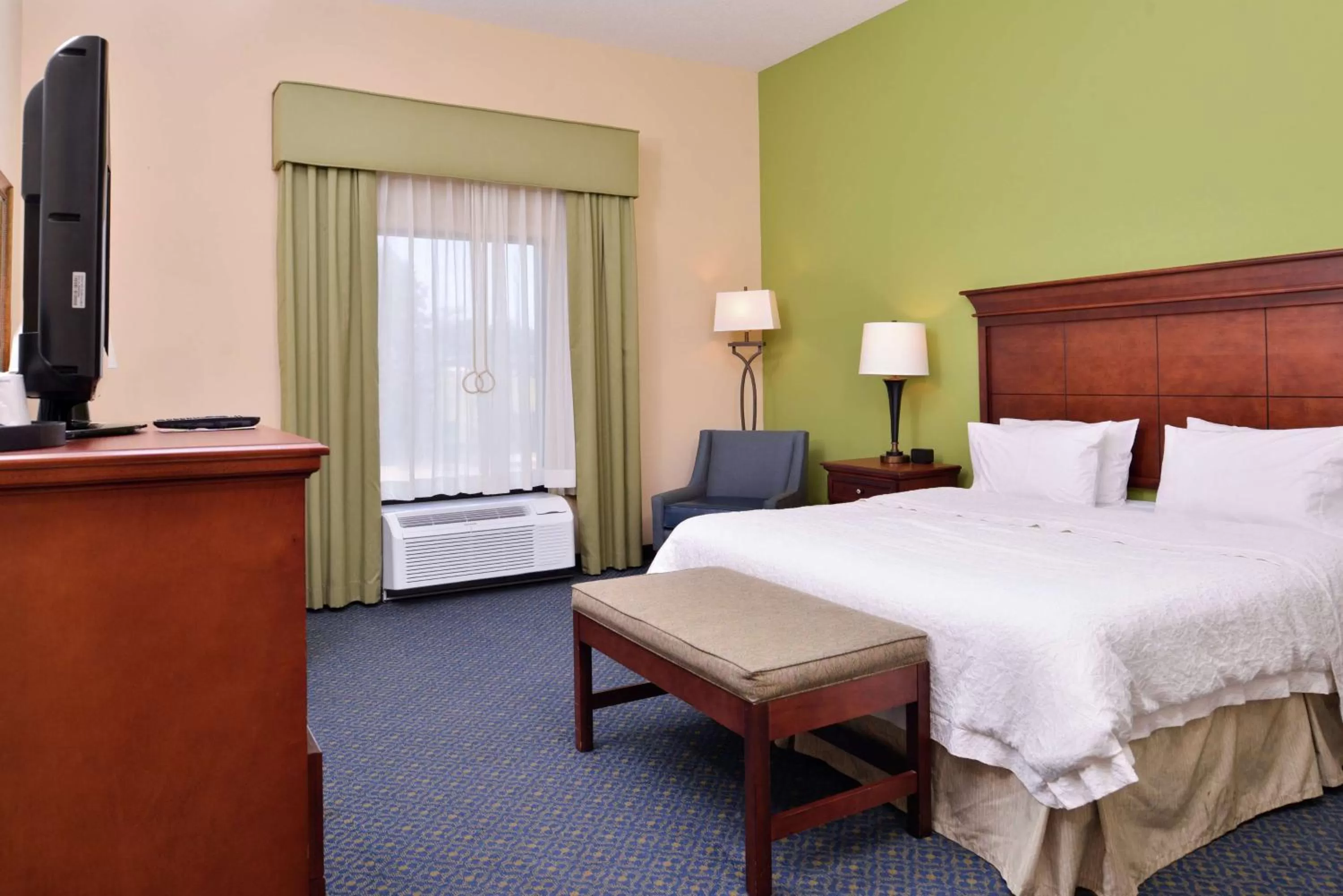 Bed in Hampton Inn Jackson-College Avenue