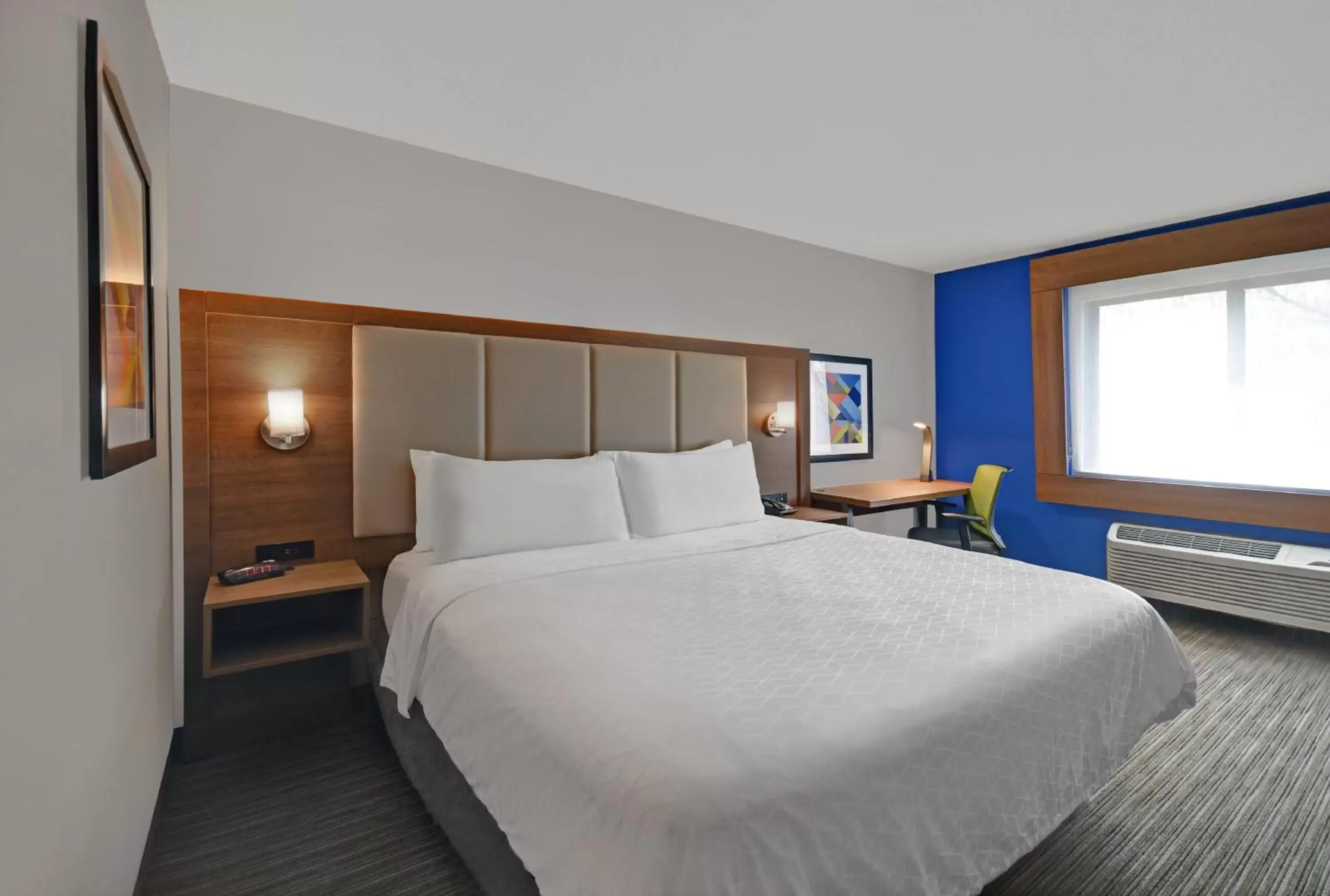 Photo of the whole room, Bed in Holiday Inn Express Marshall, an IHG Hotel