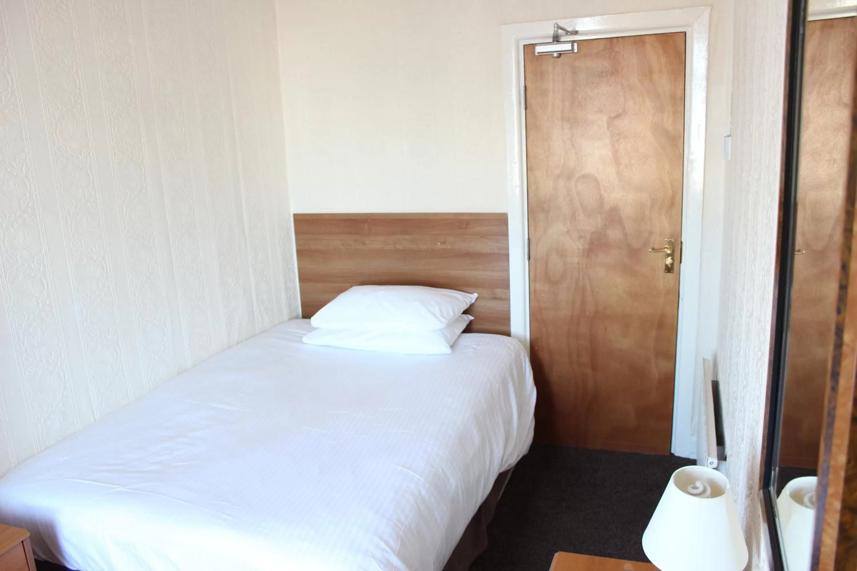 Bedroom, Bed in The Colwyn Hotel - near Pleasure Beach
