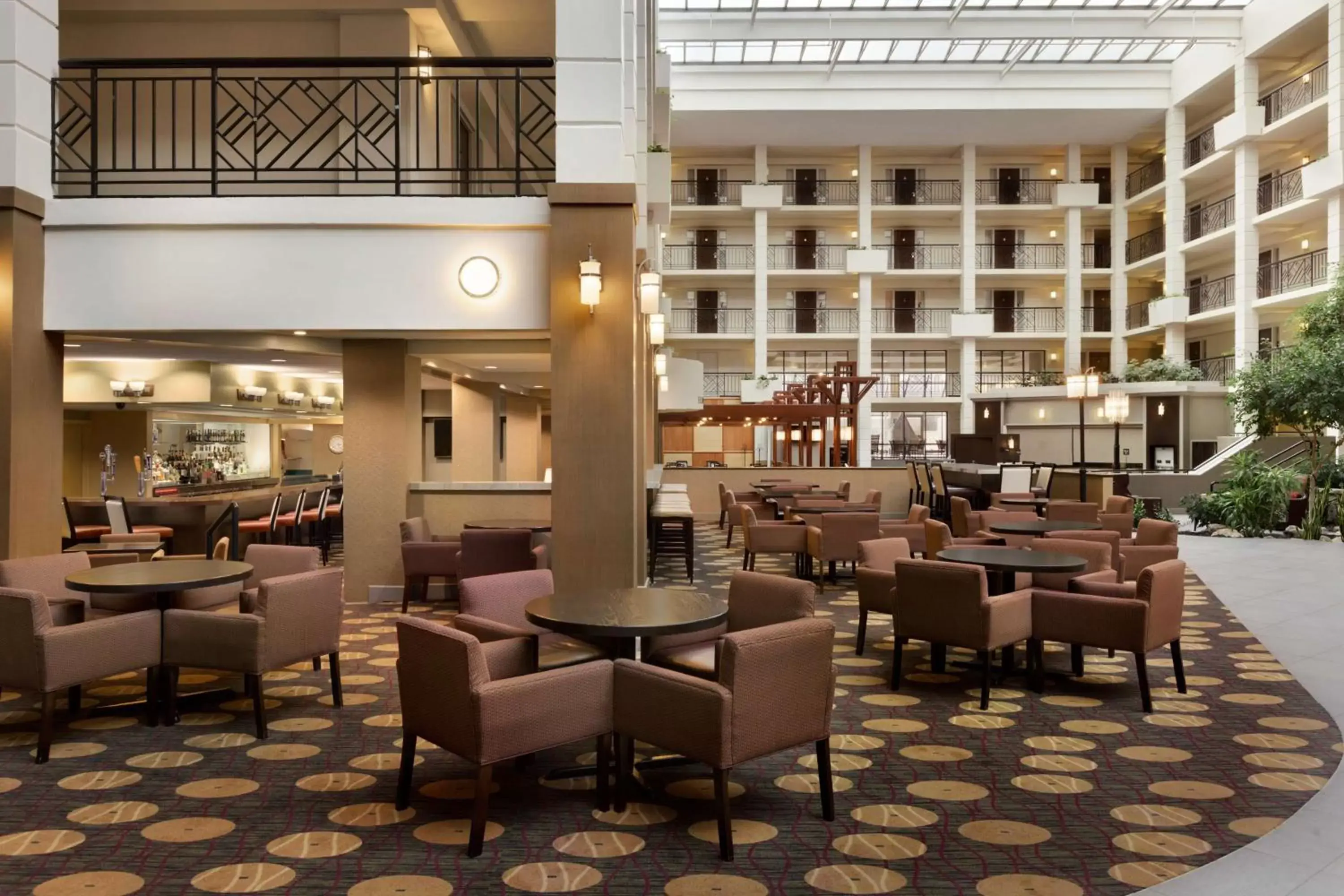 Lounge or bar in Embassy Suites by Hilton Piscataway Somerset