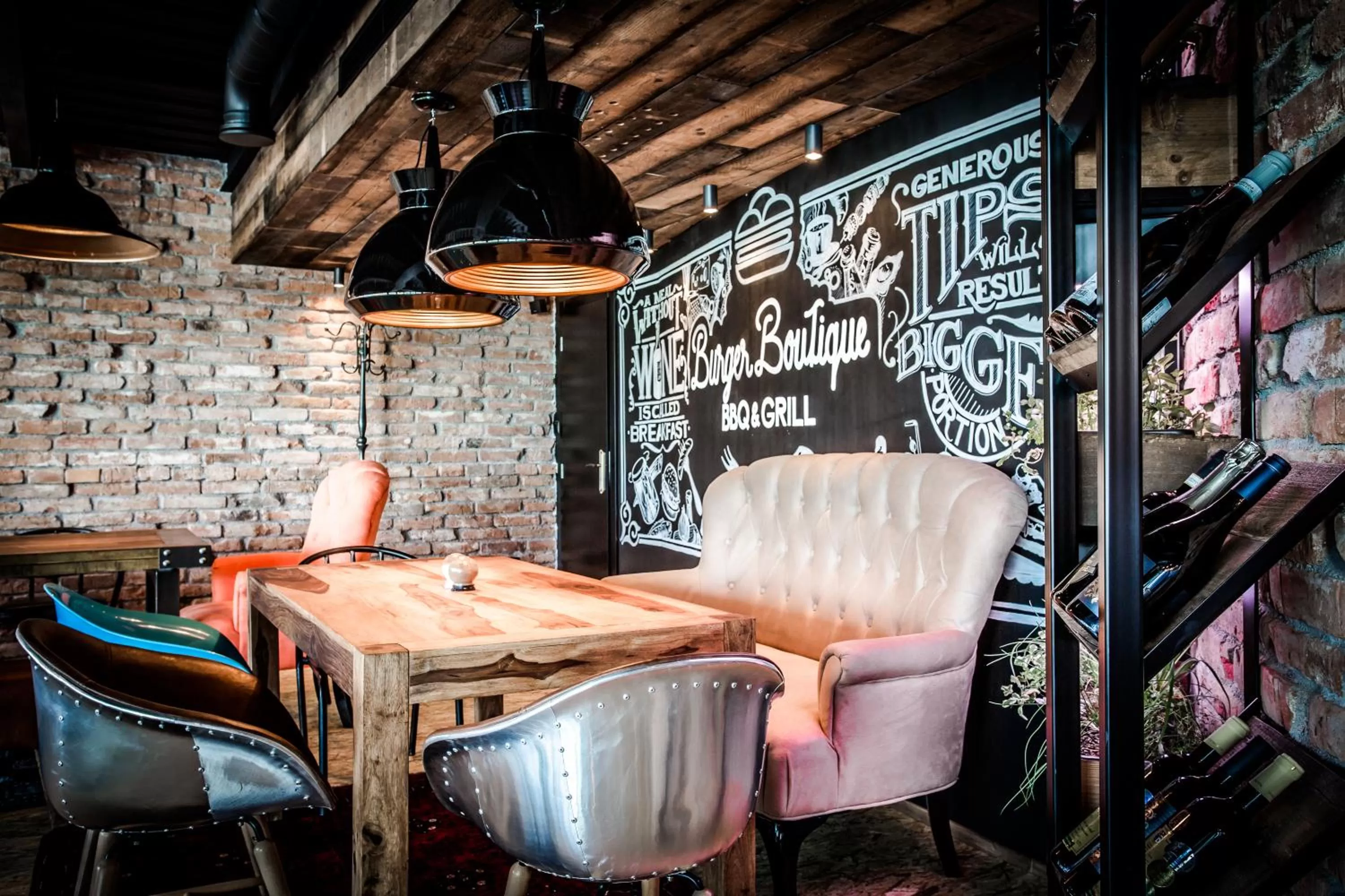 Restaurant/places to eat in Hotel Alexander's