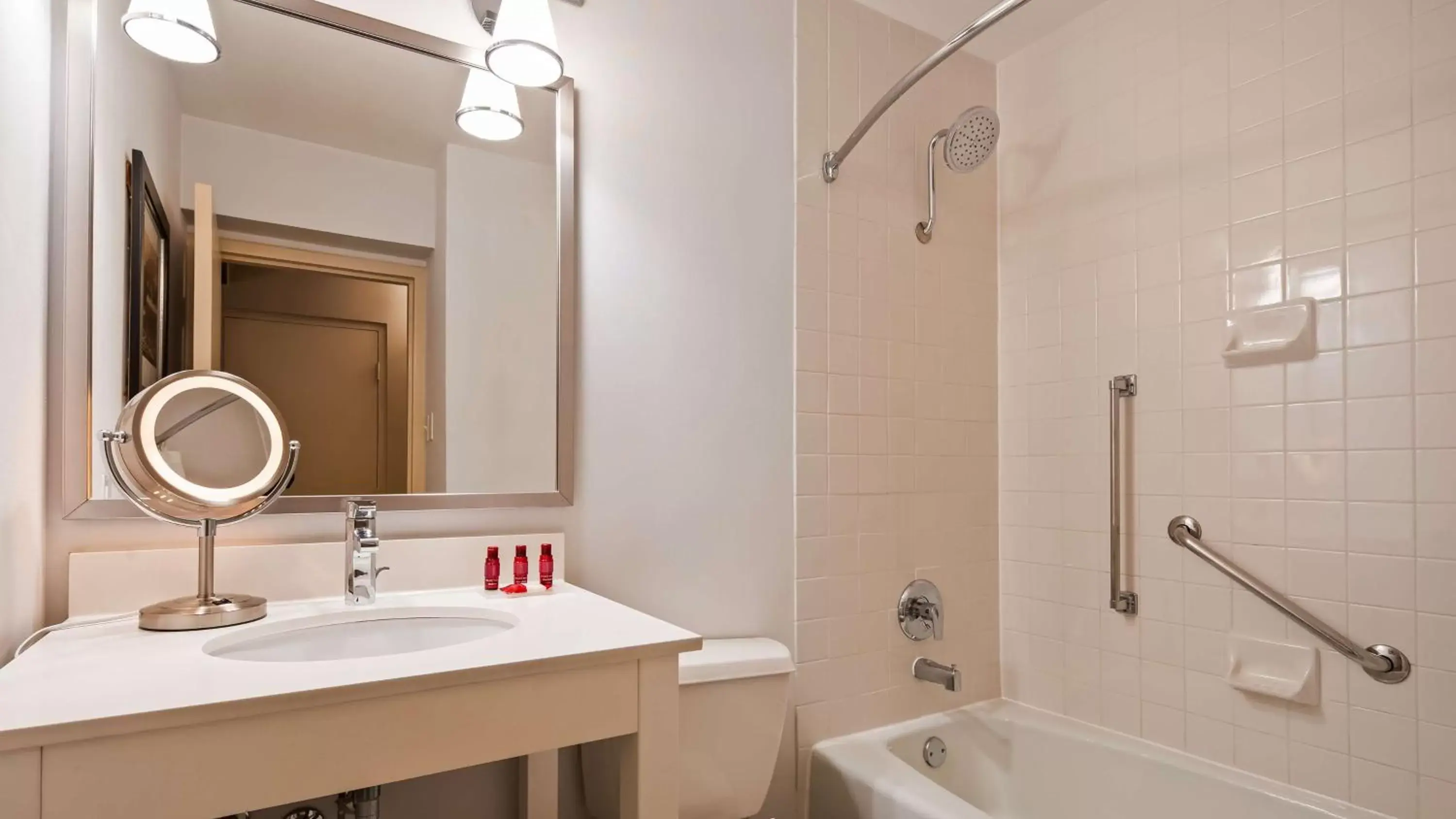 Shower, Bathroom in Best Western Premier Kansas City Sports Complex Hotel