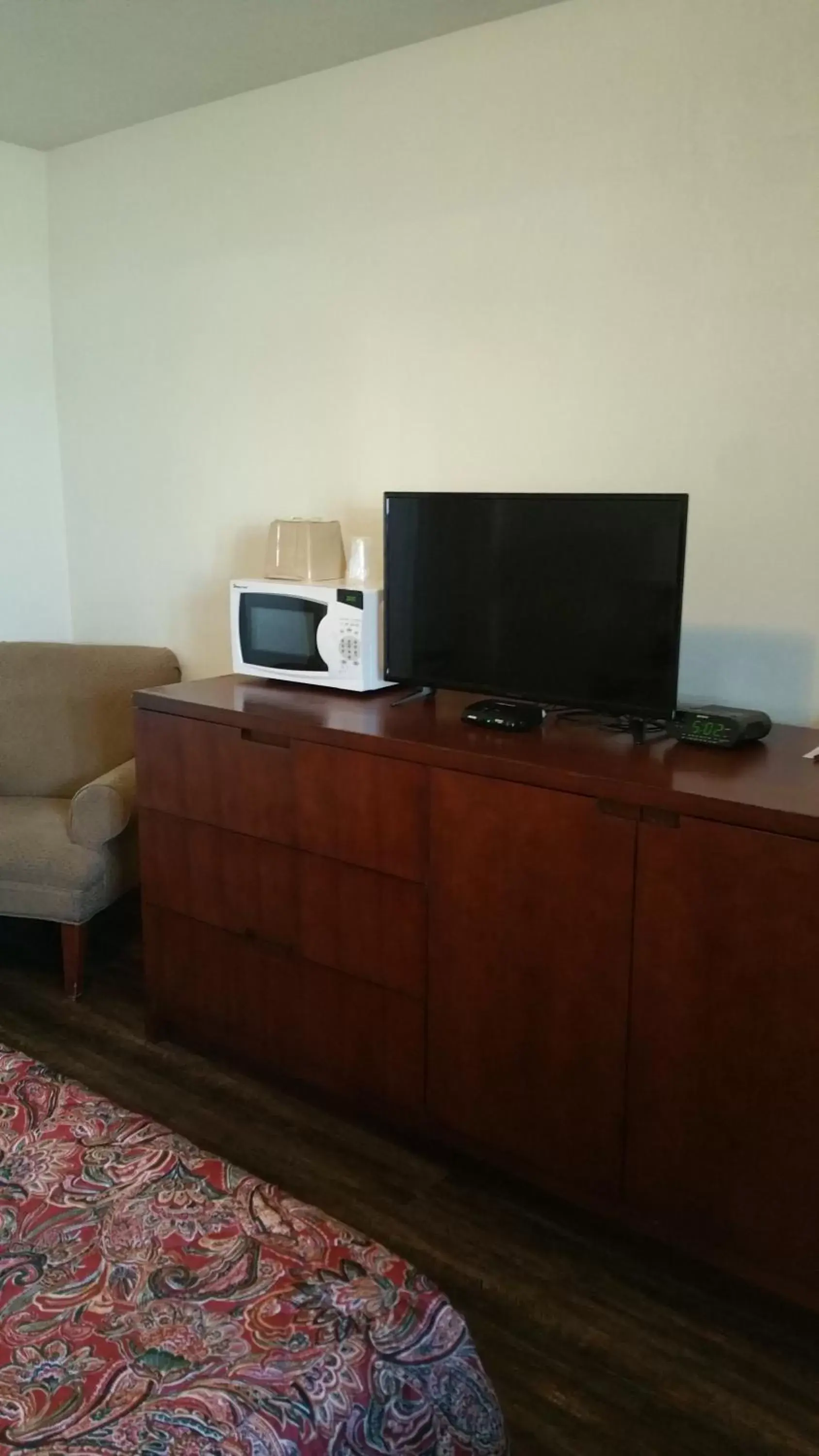 TV and multimedia, TV/Entertainment Center in Ontario Inn