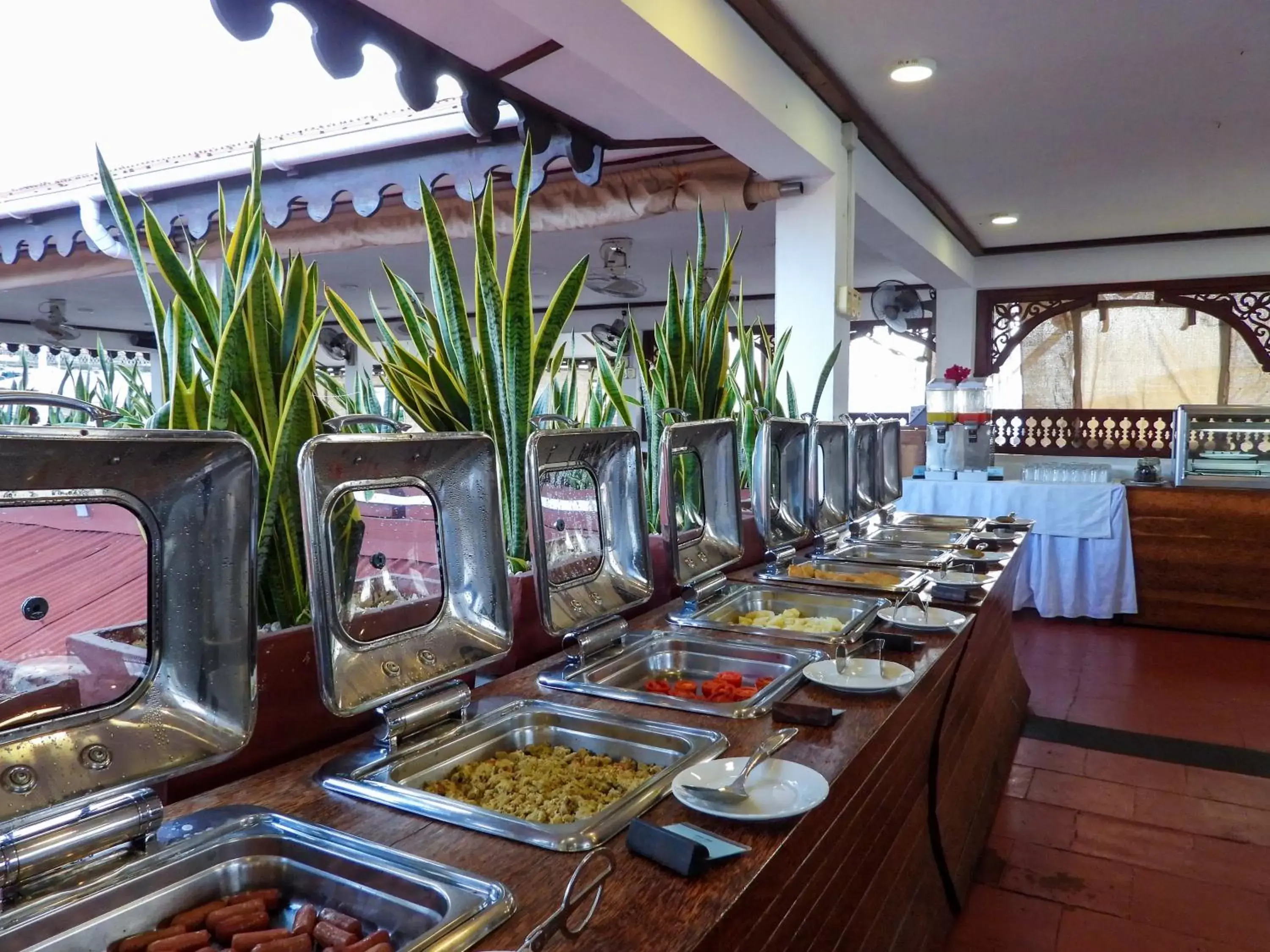 Restaurant/places to eat in Maru Maru Hotel