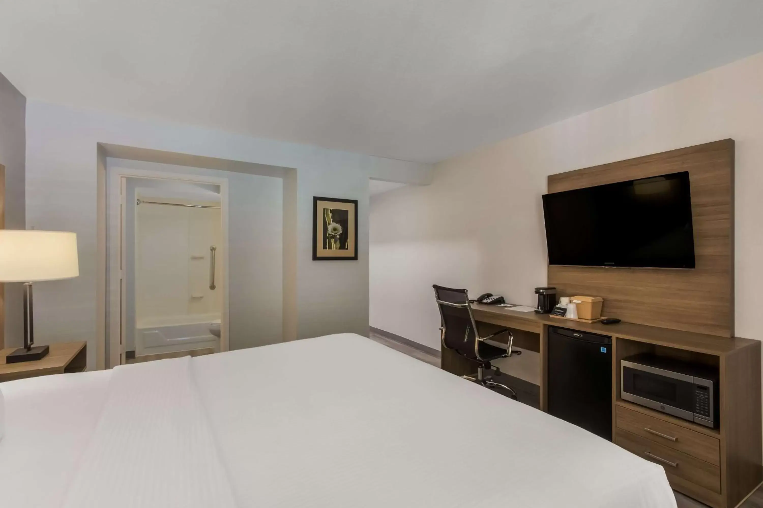 Bedroom, Bed in SureStay Plus Hotel by Best Western Tempe University