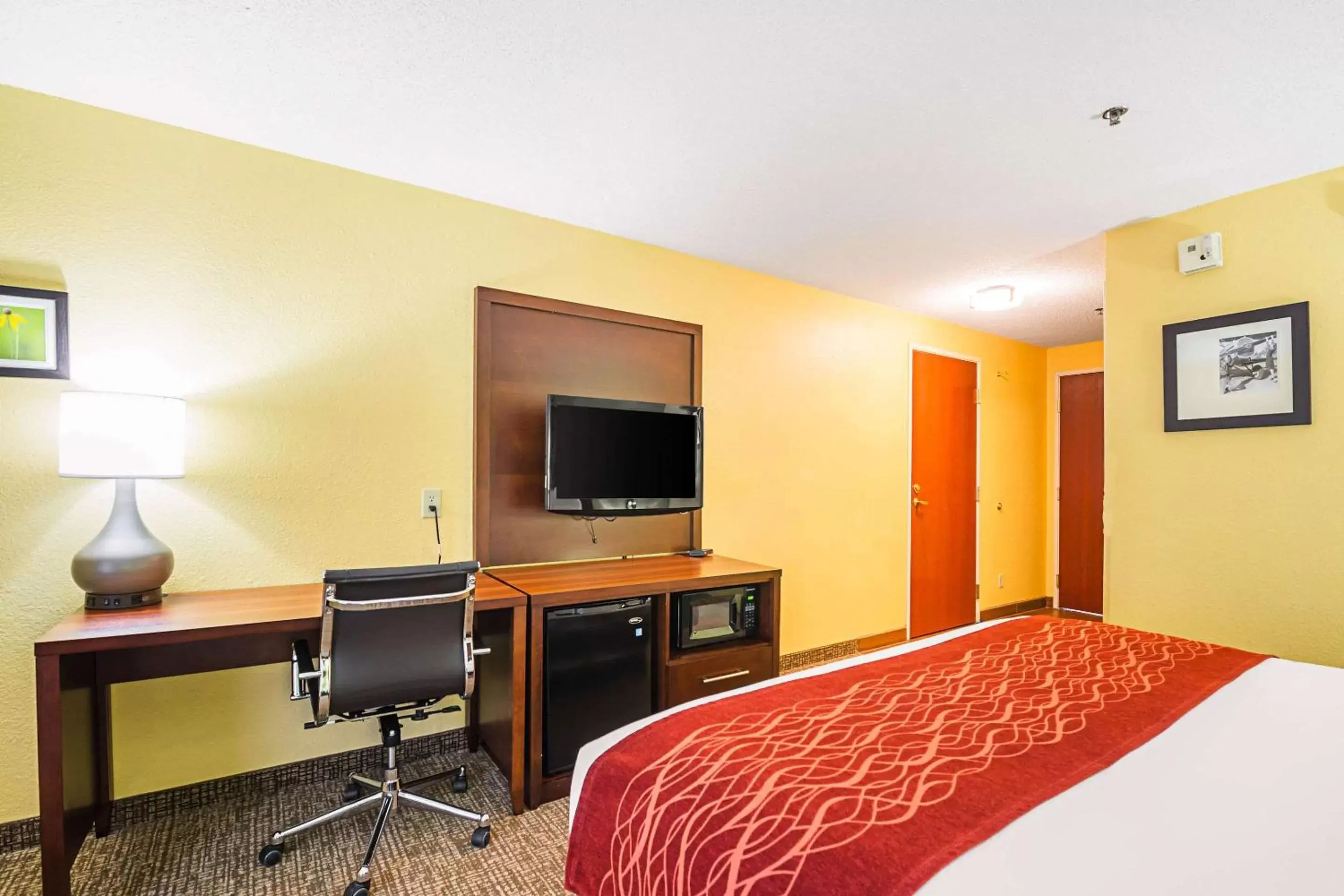 Photo of the whole room, TV/Entertainment Center in Comfort Inn & Suites Dayton