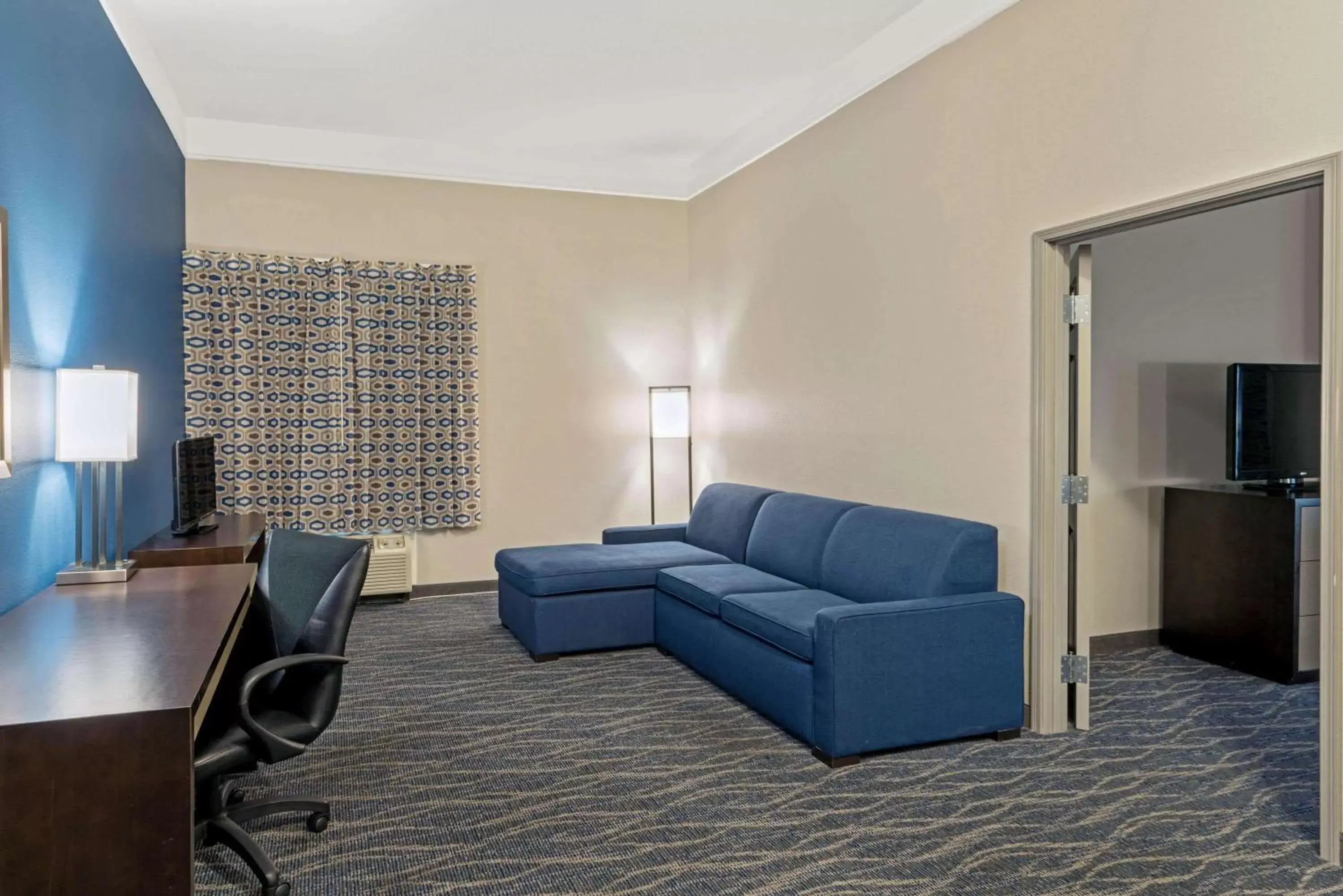 Photo of the whole room, Seating Area in La Quinta by Wyndham Phoenix I-10 West