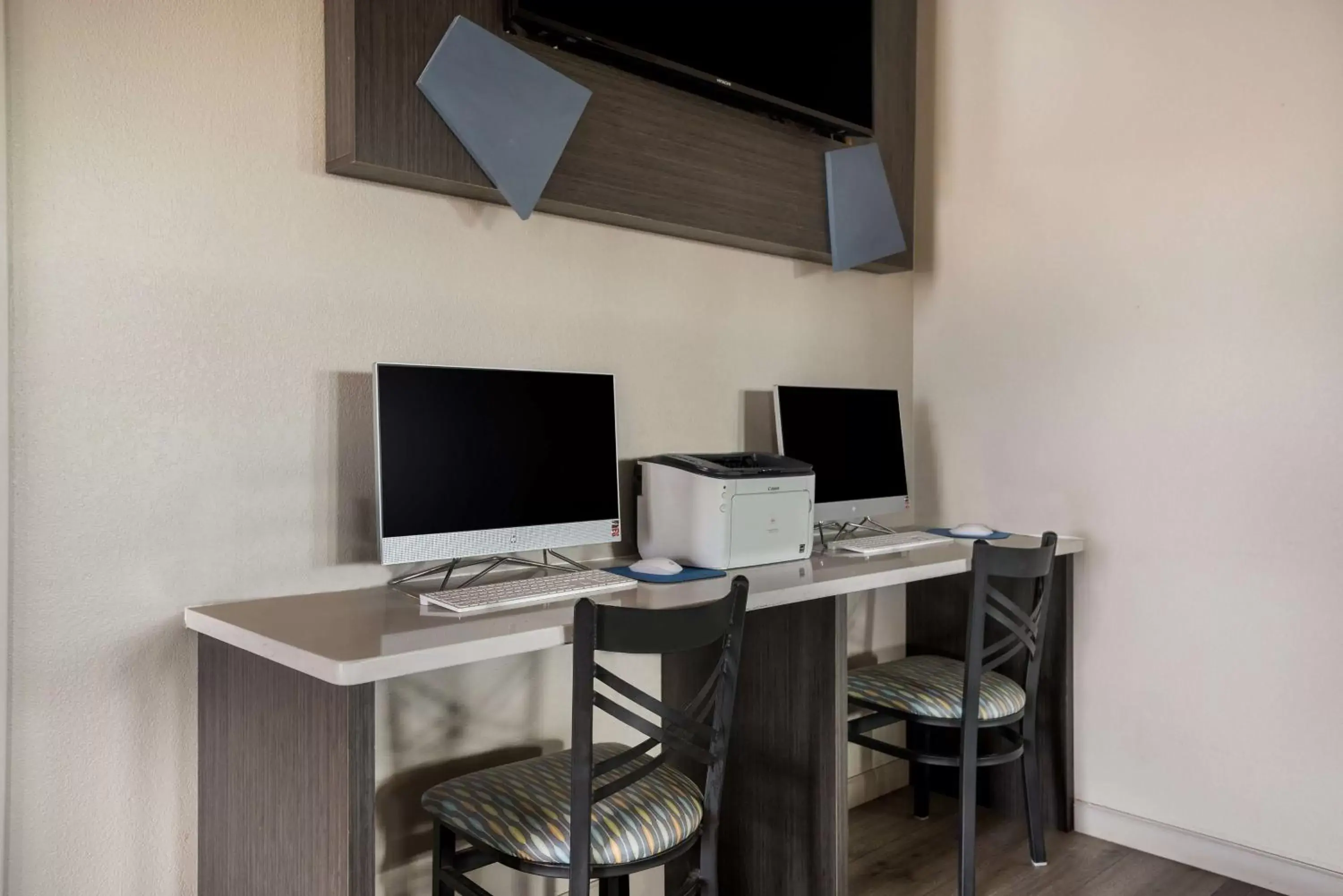 Business facilities, TV/Entertainment Center in SureStay Hotel by Best Western Grants