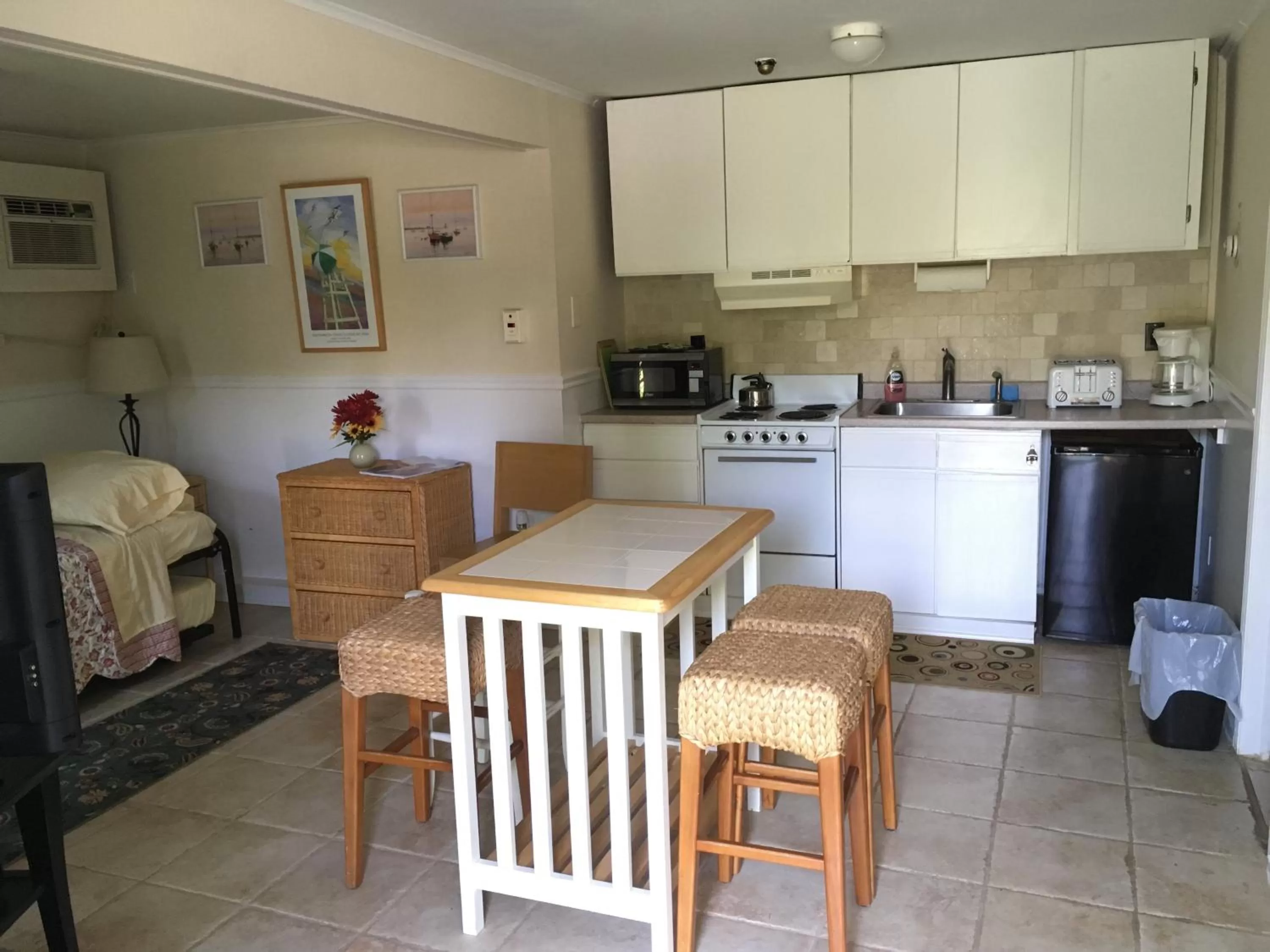 Kitchen or kitchenette in Westhampton Seabreeze Motel