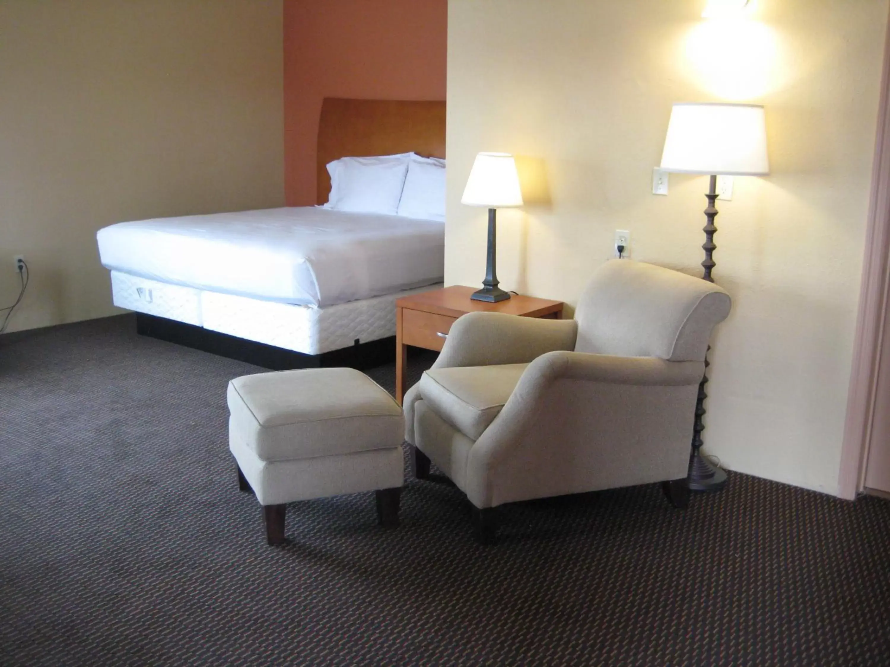 Seating area, Bed in Americas Best Value Inn - Porterville