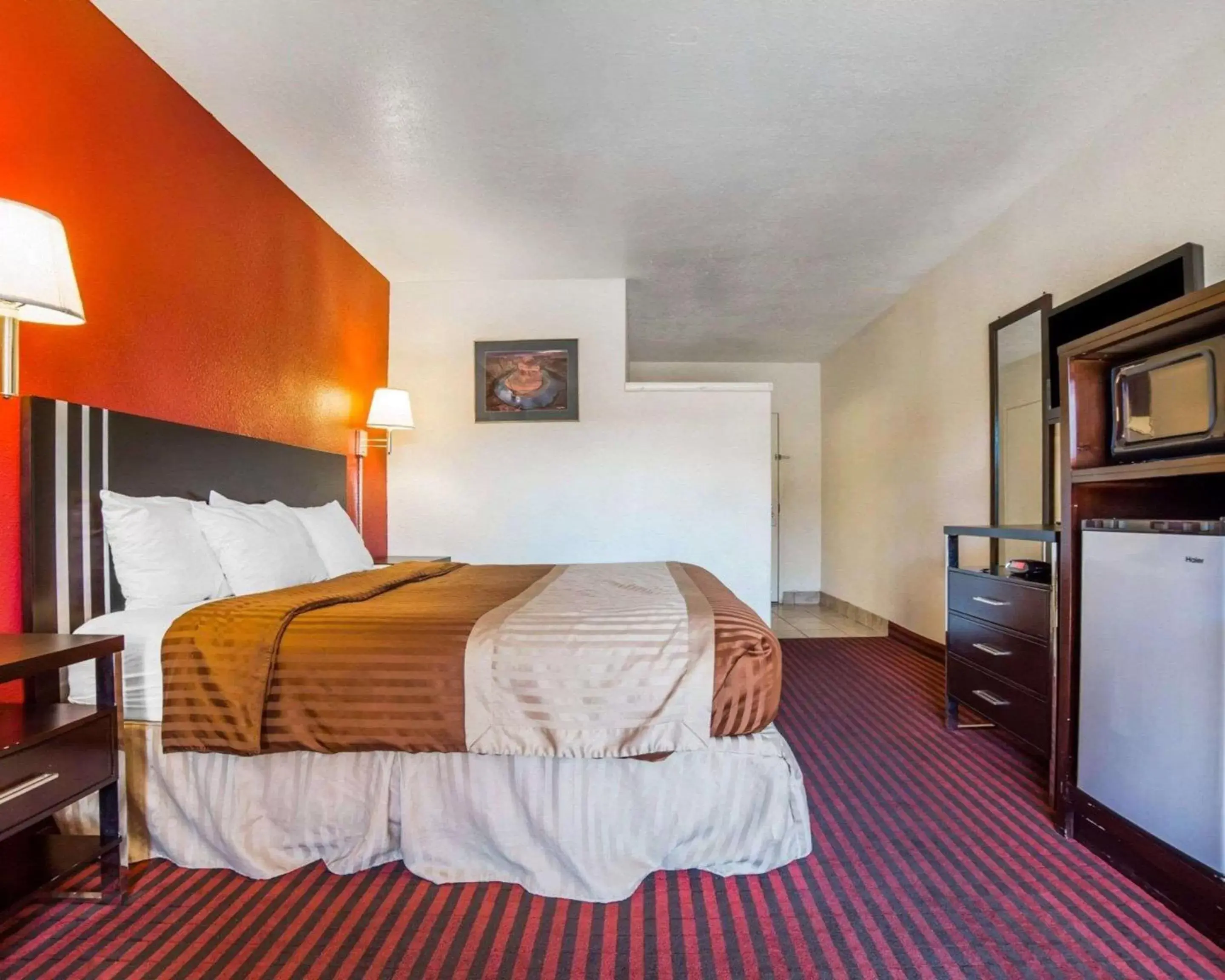 Photo of the whole room, Bed in Rodeway Inn at Lake Powell