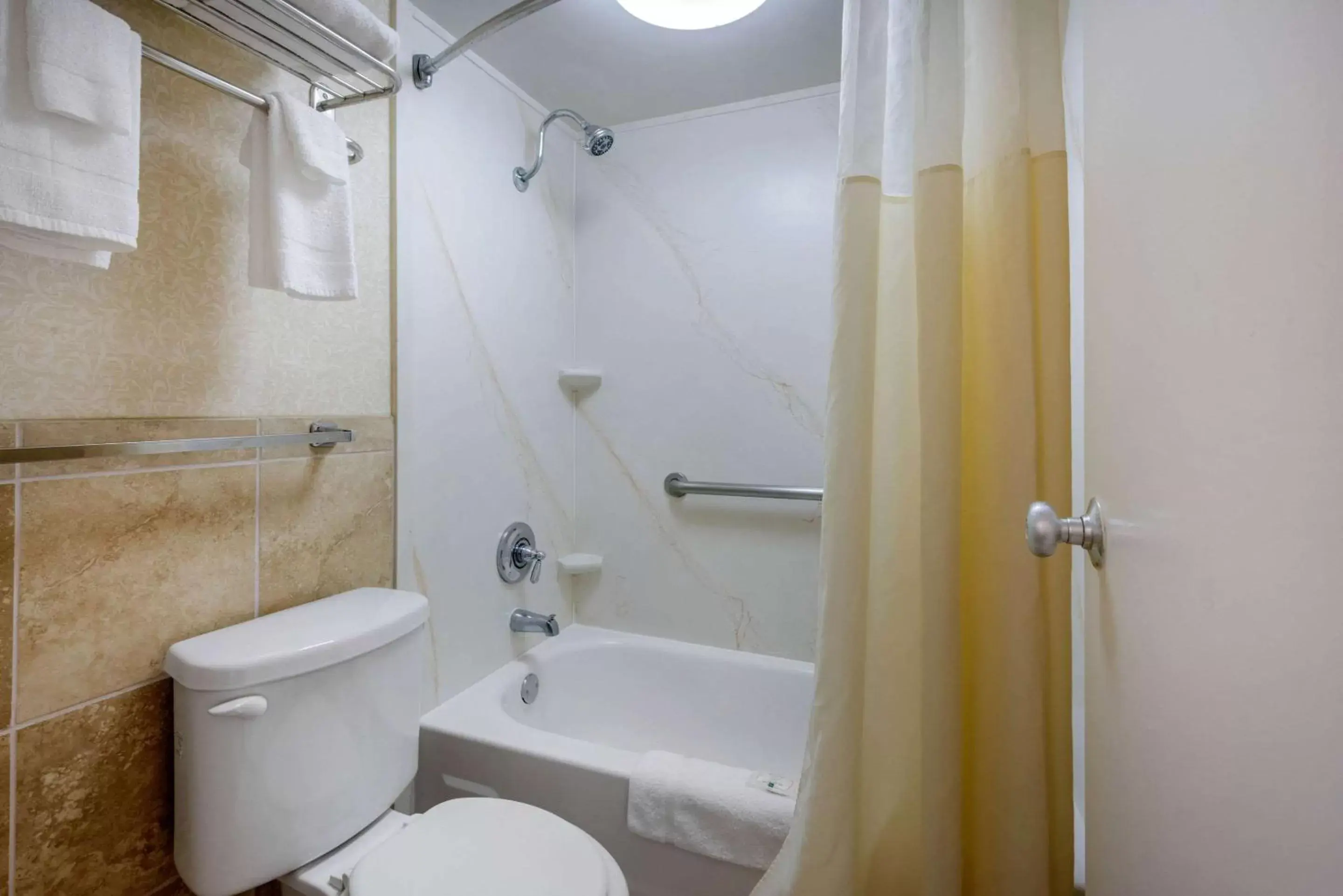 Photo of the whole room, Bathroom in Quality Inn Savannah Historic District