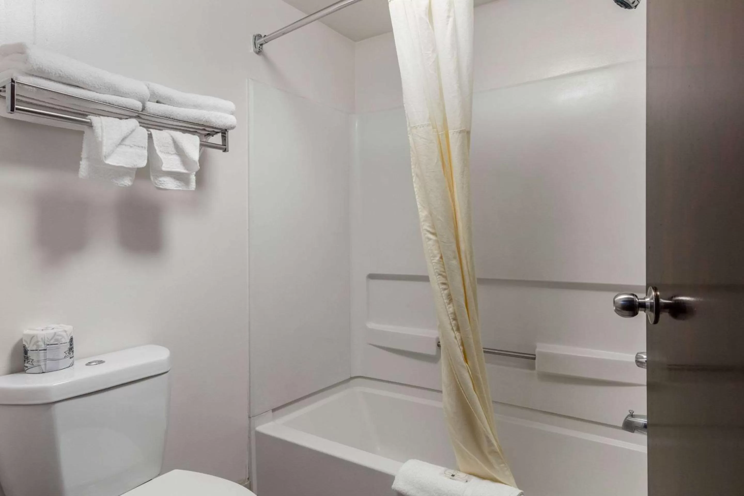 Bathroom in Quality Inn Kingston Springs