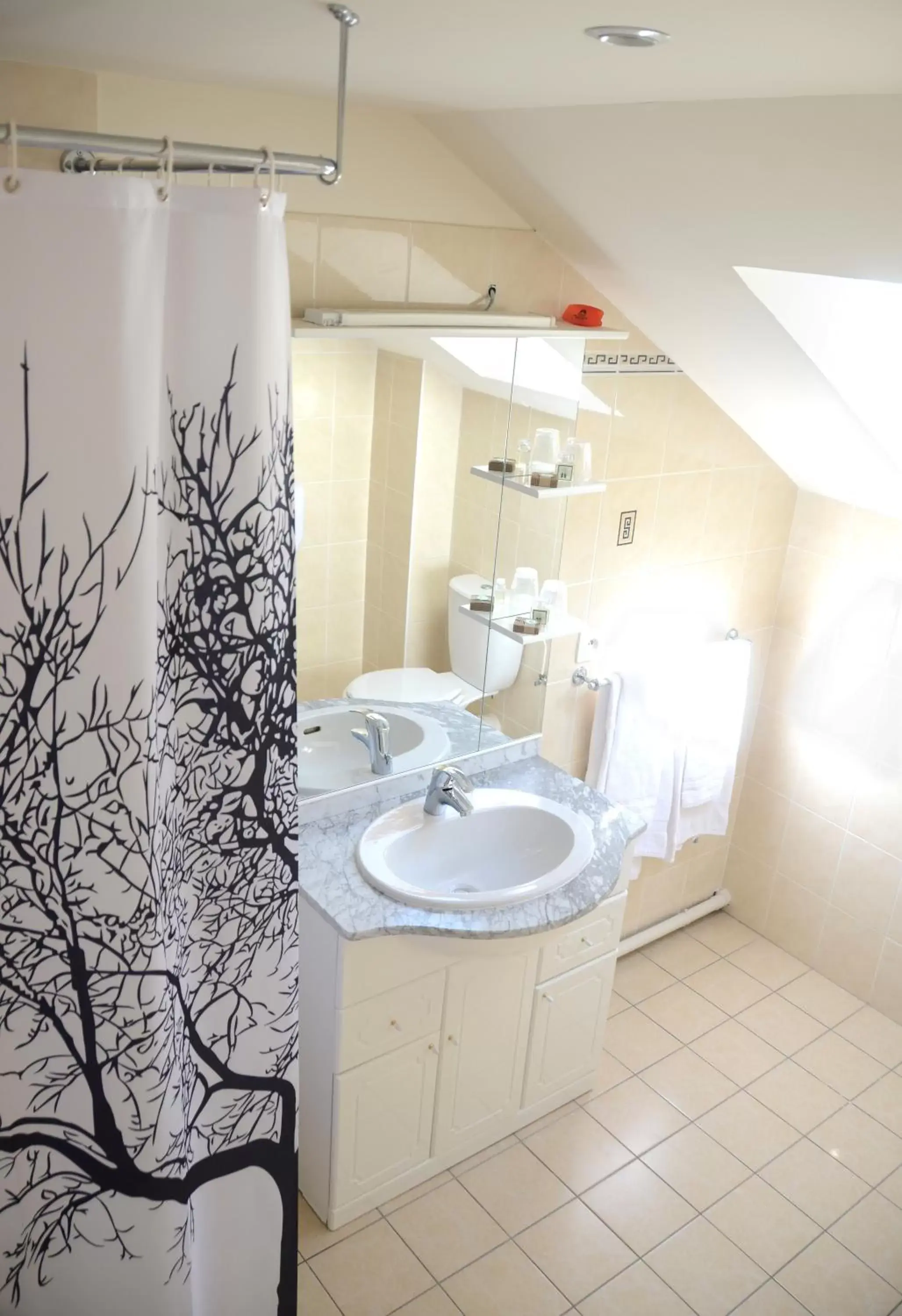 Shower, Bathroom in Le Brabant Bar-Hôtel-Restaurant