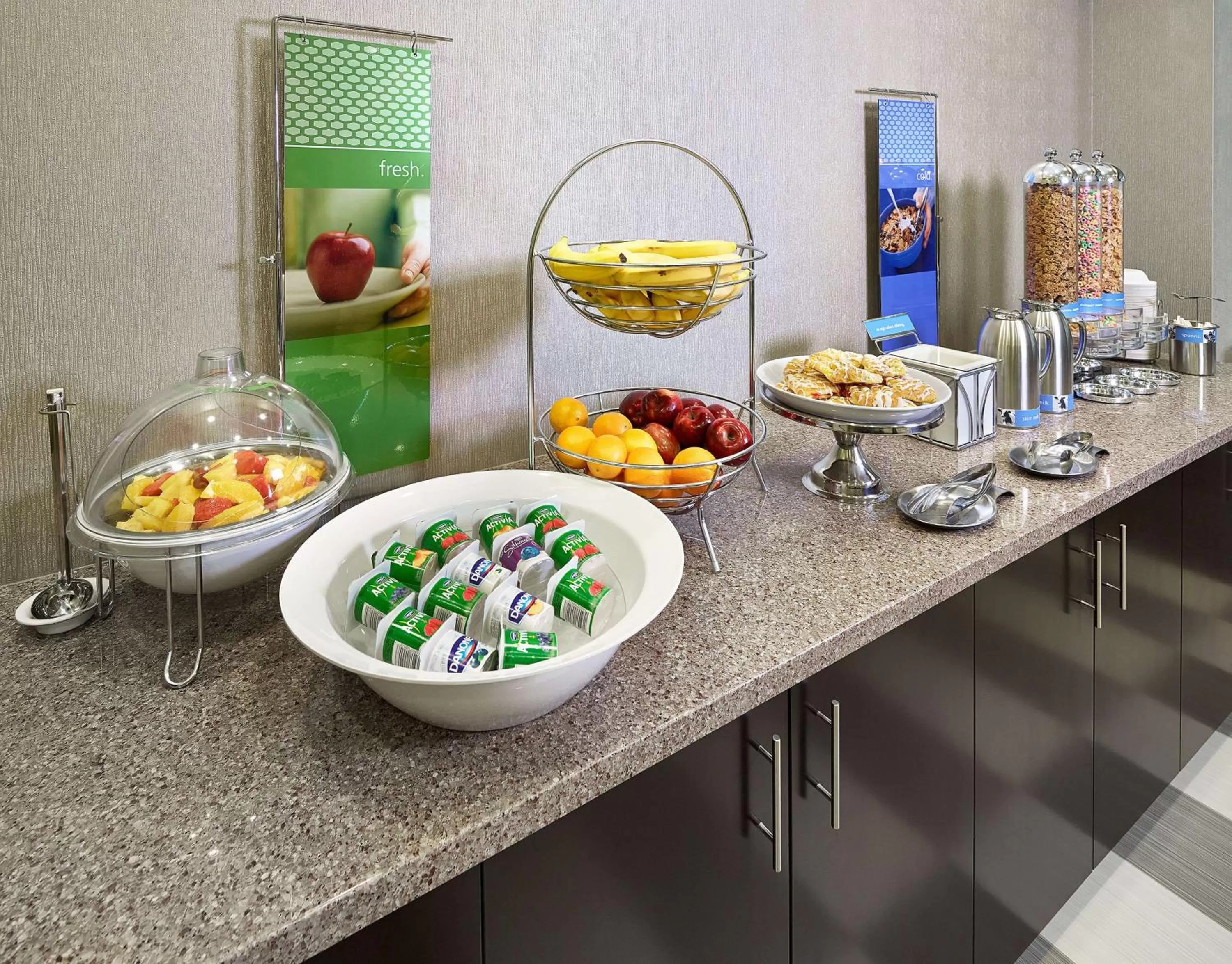 Dining area in Hampton Inn by Hilton Calgary Airport North