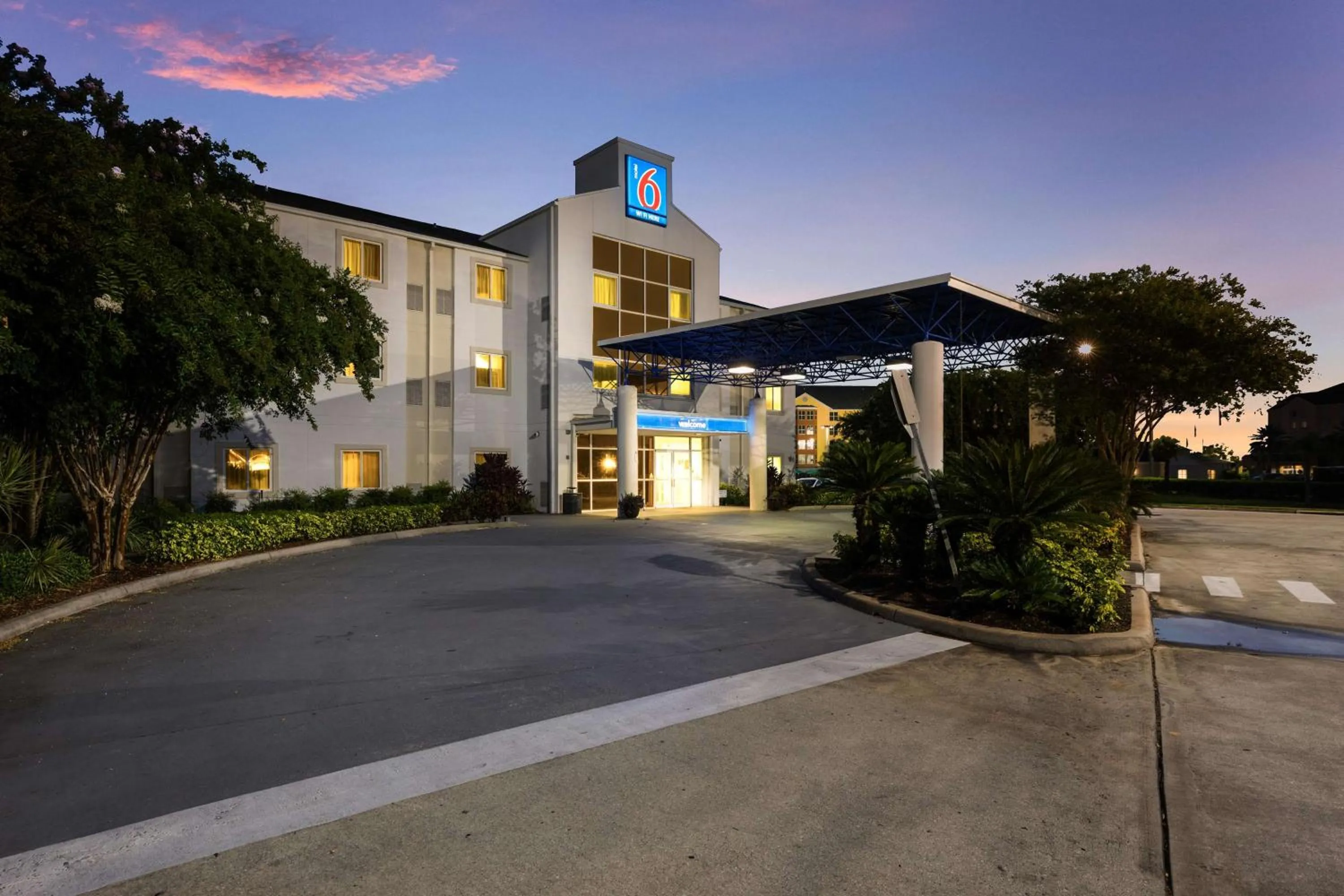Property building in Motel 6-Orlando, FL - International Dr