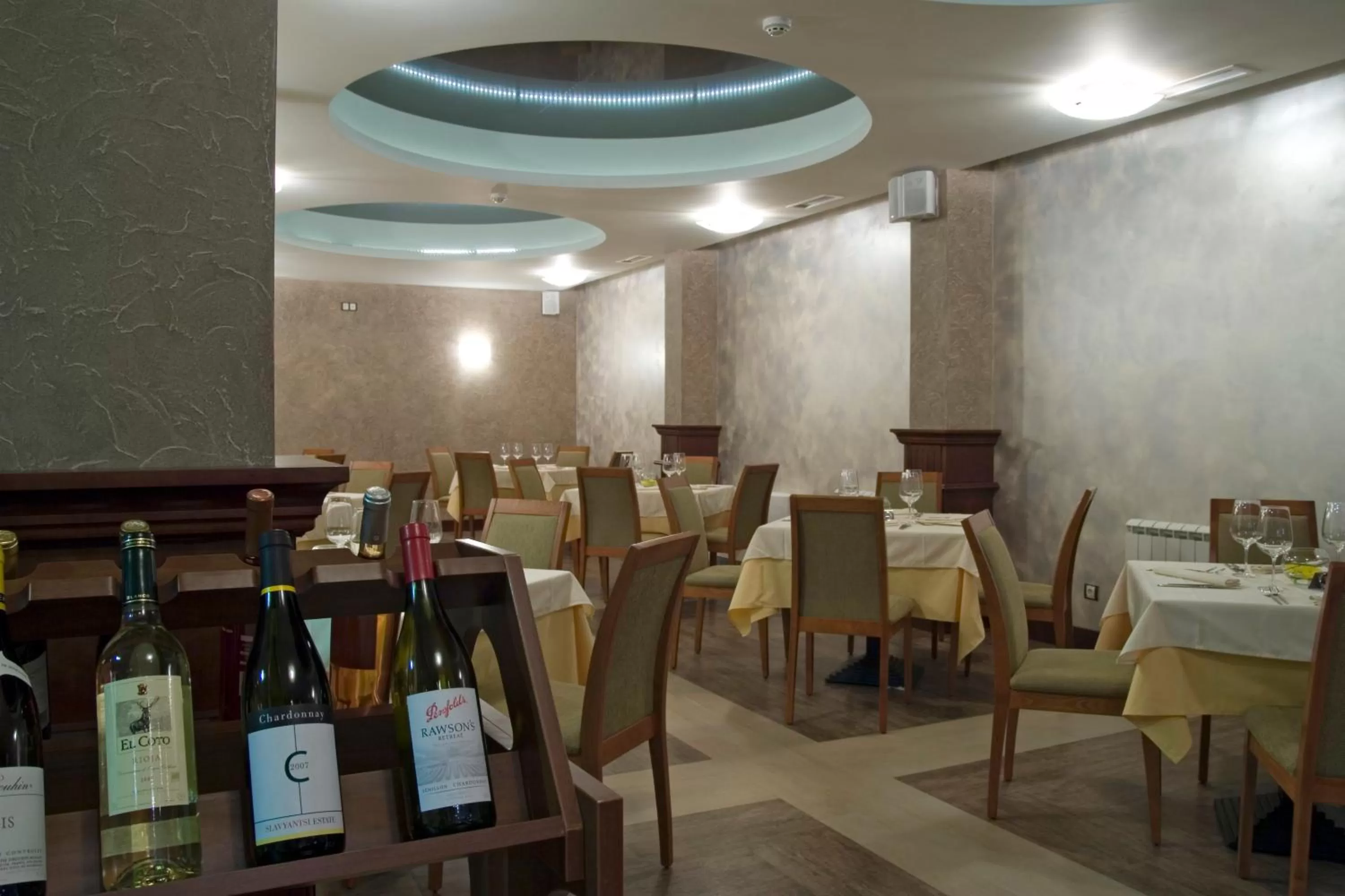 Restaurant/places to eat in Budapest Hotel - Free Parking