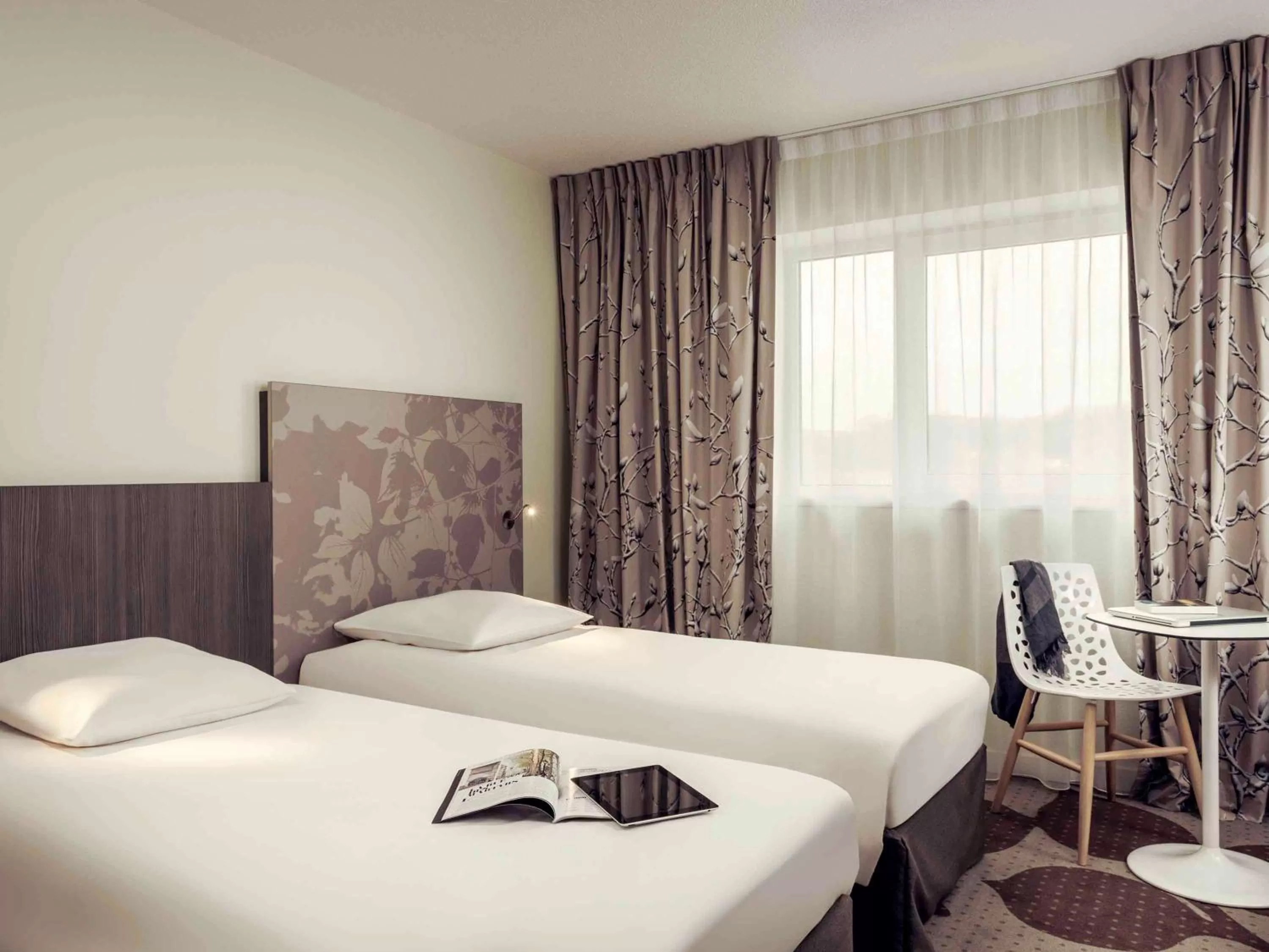 Photo of the whole room, Bed in Mercure Compiègne Sud