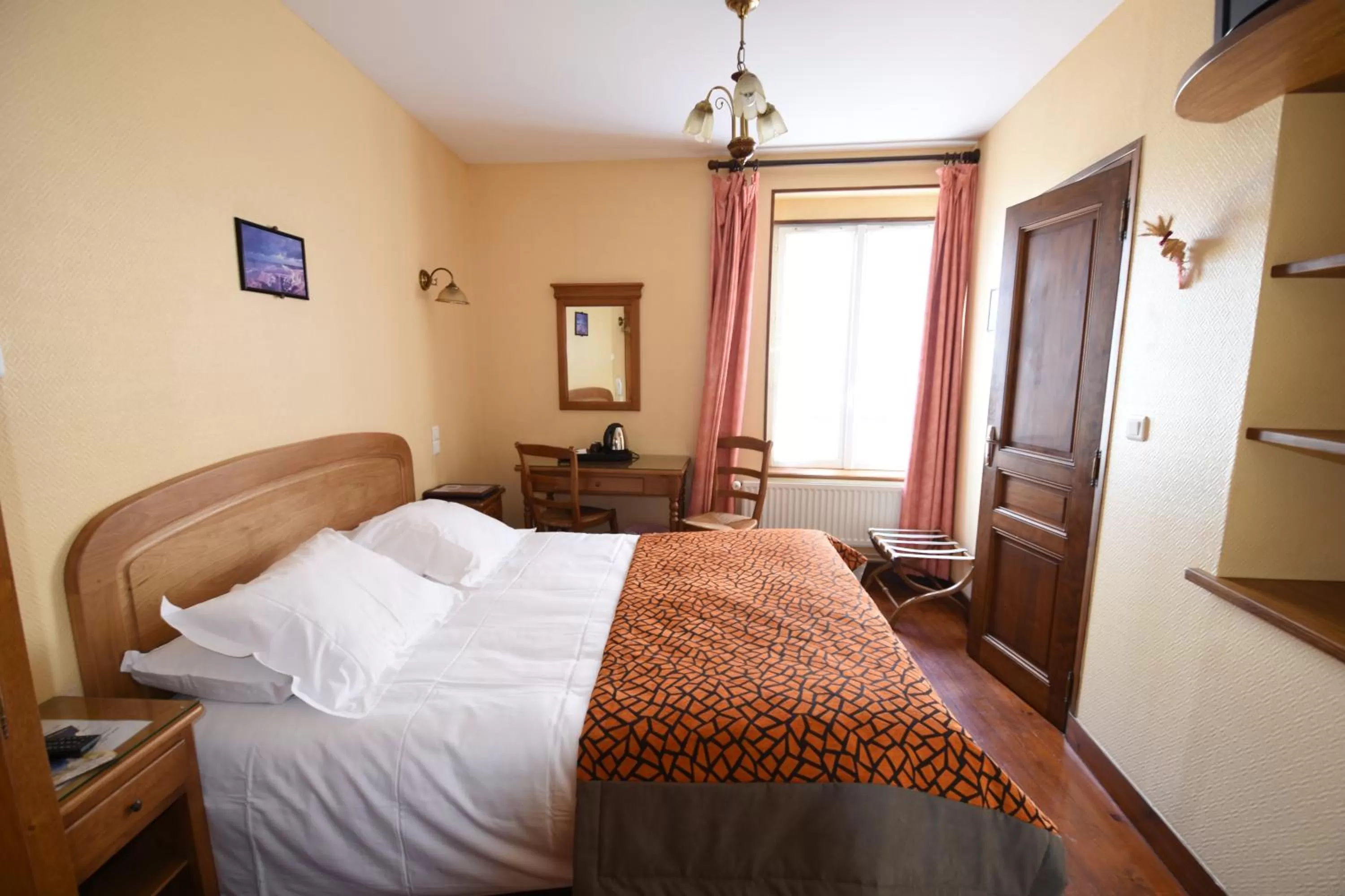 Standard Double Room in Hôtel De Calais