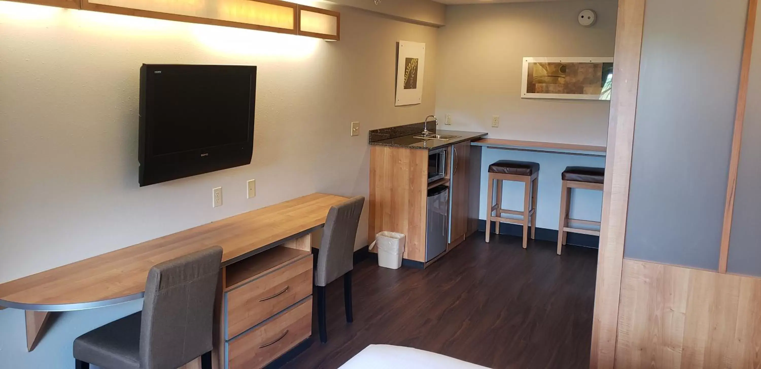 TV and multimedia, Kitchen/Kitchenette in York Microtel Inn & Suites by Wyndham