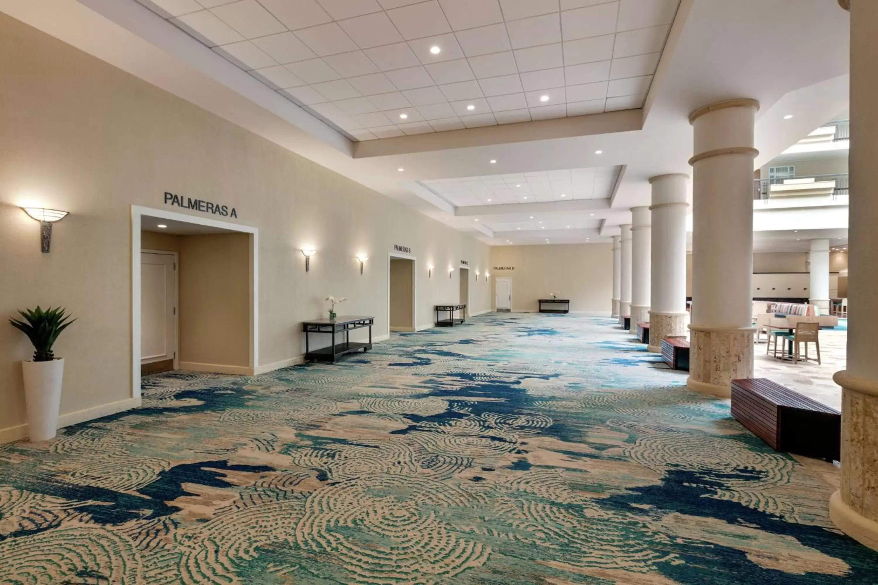 Meeting/conference room, Swimming Pool in Embassy Suites by Hilton San Juan - Hotel & Casino