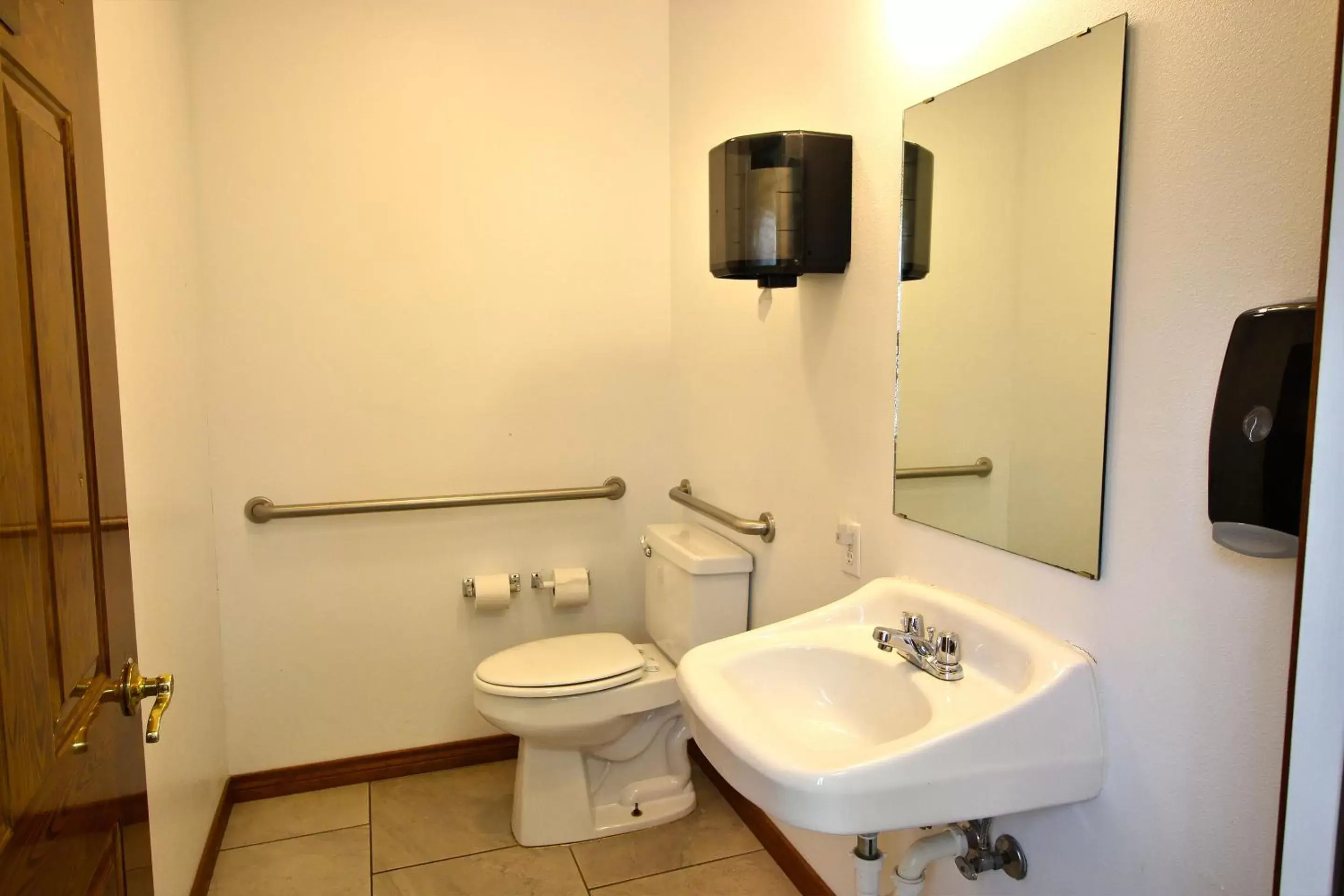 Meeting/conference room, Bathroom in Peach Tree Inn & Suites