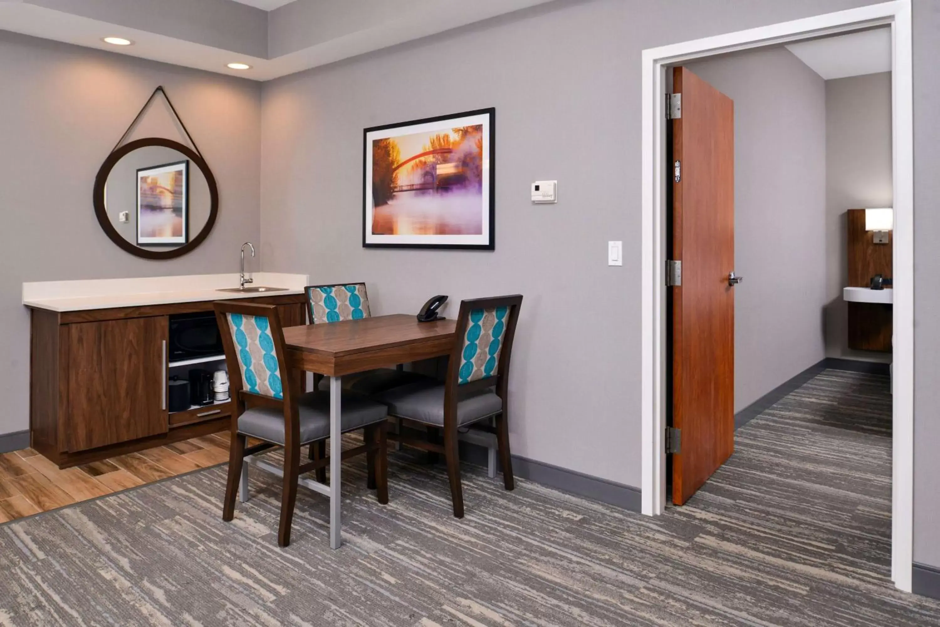 Photo of the whole room, Dining Area in Hampton Inn & Suites Boise/Spectrum