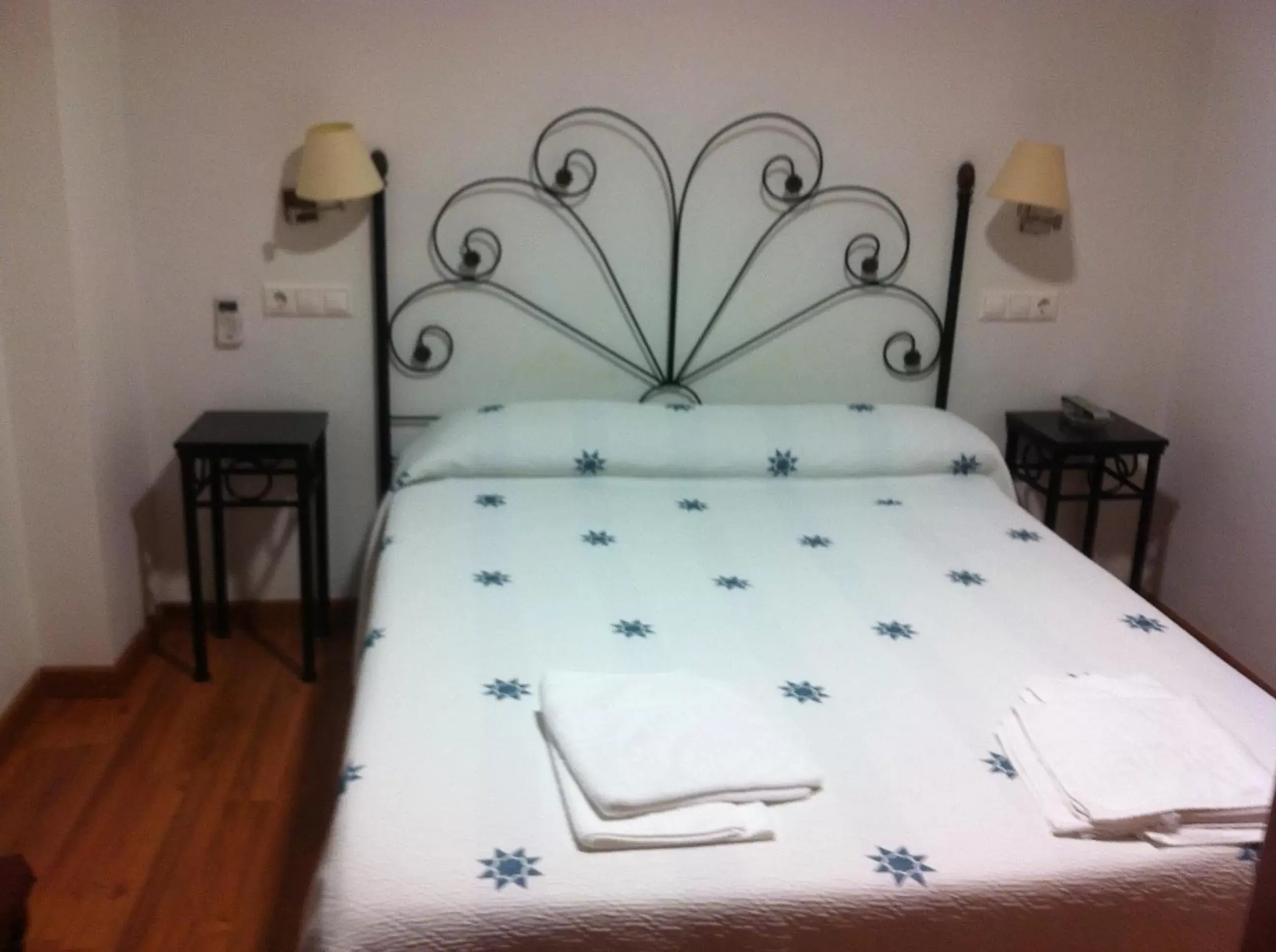 Photo of the whole room, Bed in Hotel Mesón del Moro