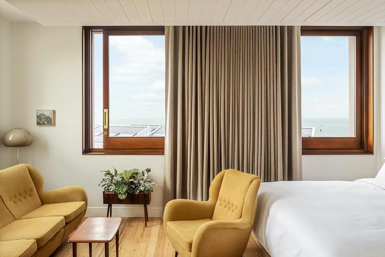 Living room, Bed in Fort Road Hotel